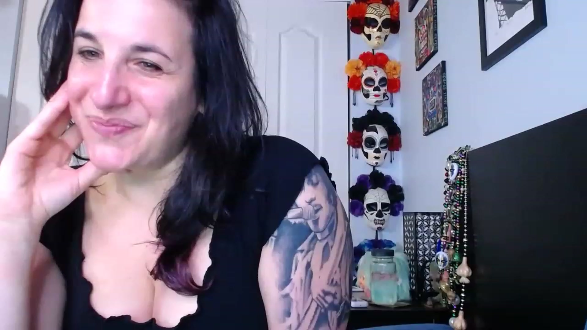 Gallery image thumbnail from abustybabe's myfreecams stream on, 04/17/2023, 21:09 image 5 of 20