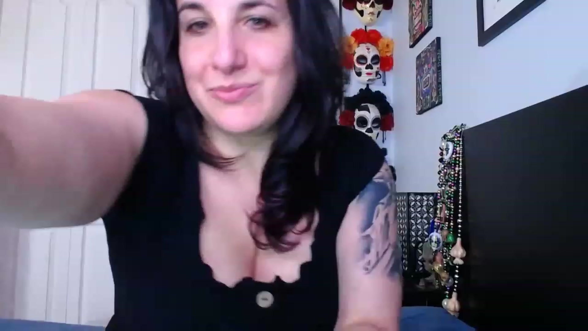 Gallery image thumbnail from abustybabe's myfreecams stream on, 04/17/2023, 21:09 image 16 of 20