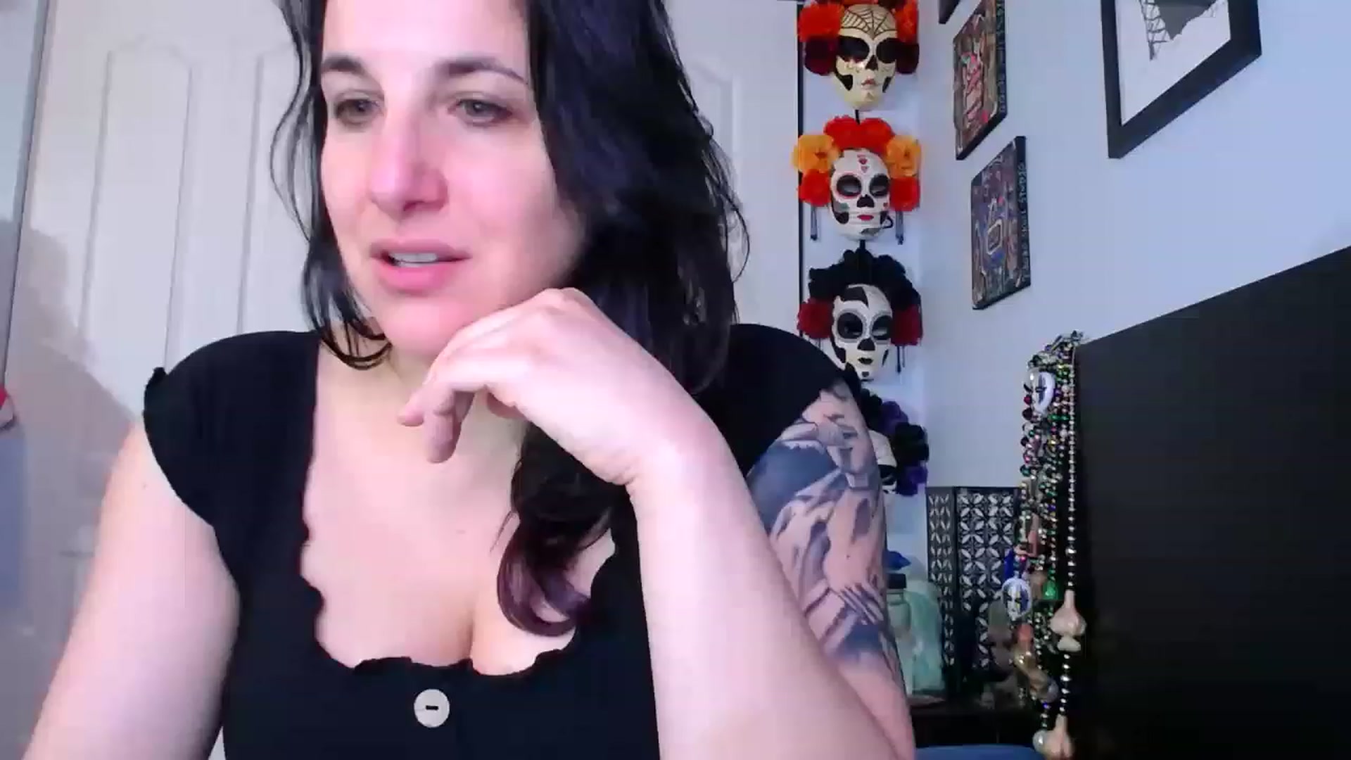 Gallery image thumbnail from abustybabe's myfreecams stream on, 04/17/2023, 21:09 image 6 of 20