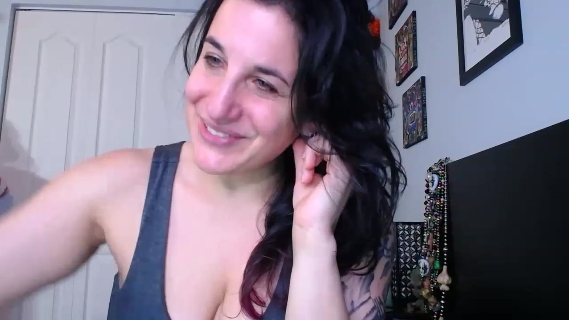 Gallery image thumbnail from abustybabe's myfreecams stream on, 04/19/2023, 22:01 image 7 of 20