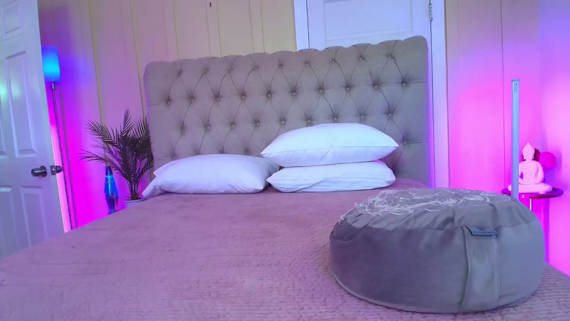 Gallery image thumbnail from ada_lovelace's myfreecams stream on, 06/19/2024, 23:17 image 12 of 20