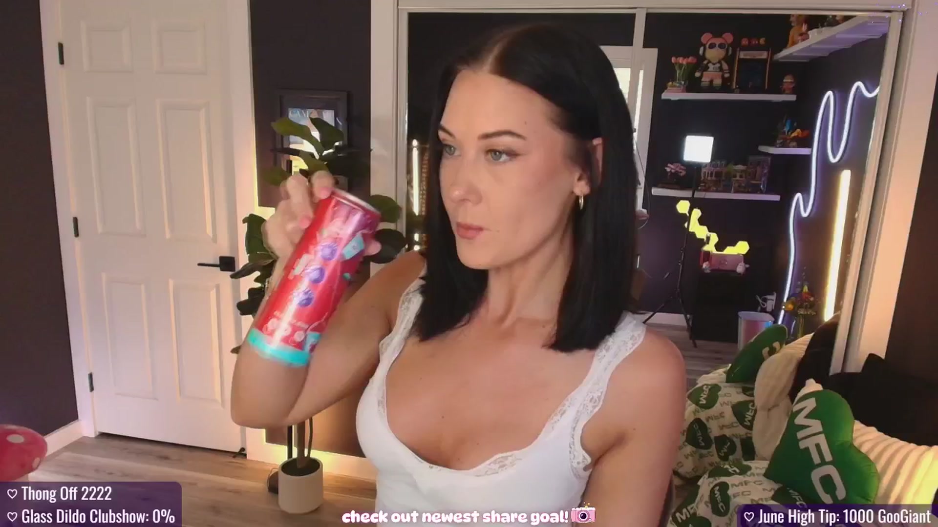Gallery image thumbnail from addi_x's myfreecams stream on, 06/06/2025, 19:20 image 7 of 20
