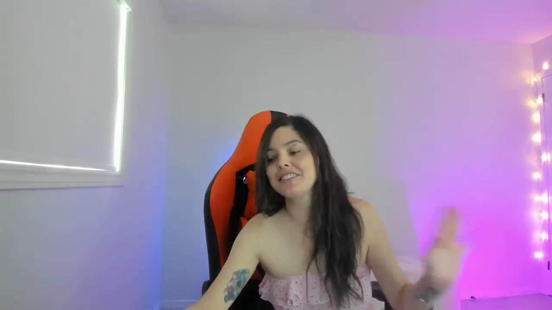 Gallery image thumbnail from adira_rose's myfreecams stream on, 08/03/2025, 18:11 image 15 of 20