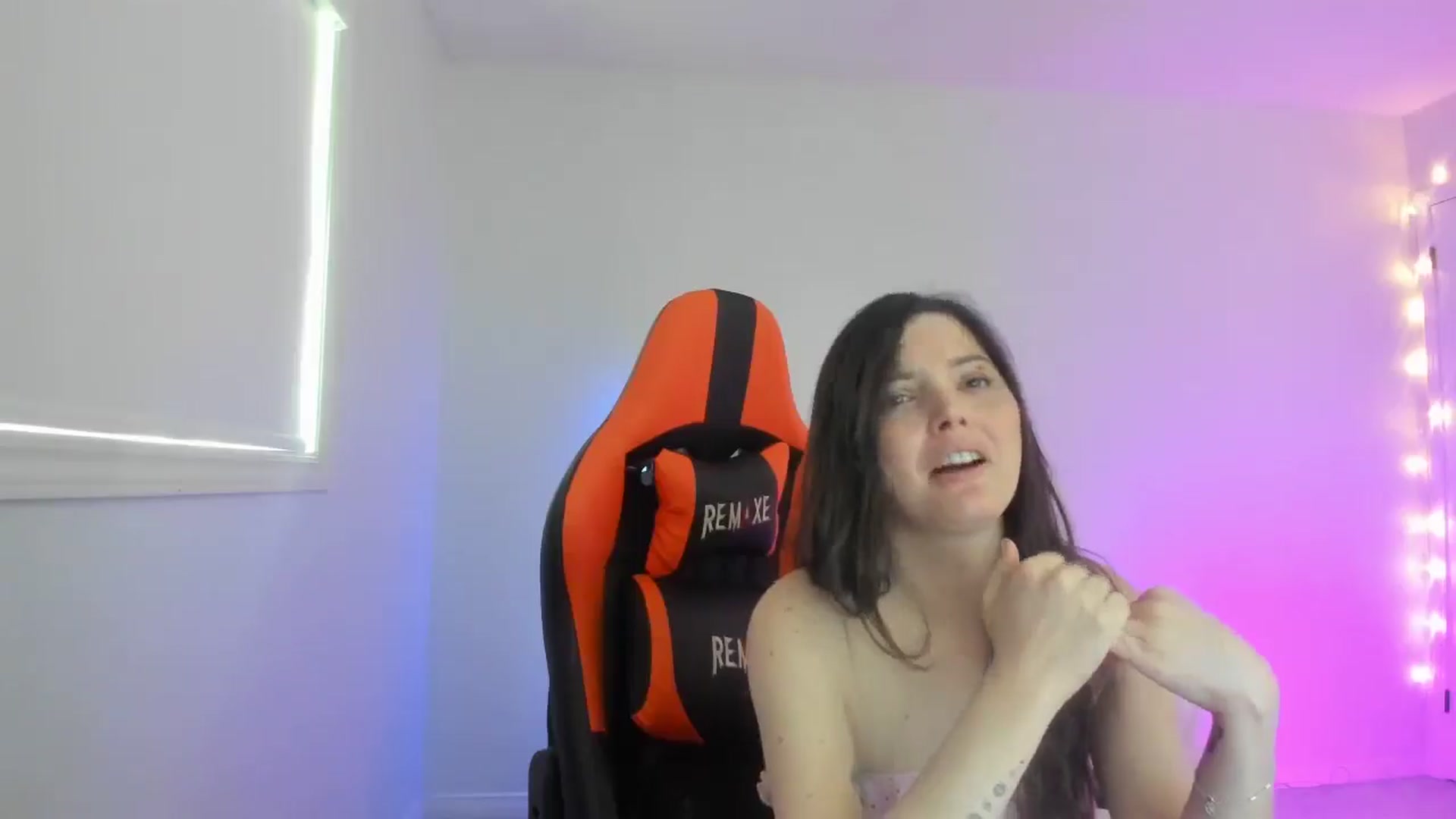 Gallery image thumbnail from adira_rose's myfreecams stream on, 08/03/2025, 18:11 image 16 of 20