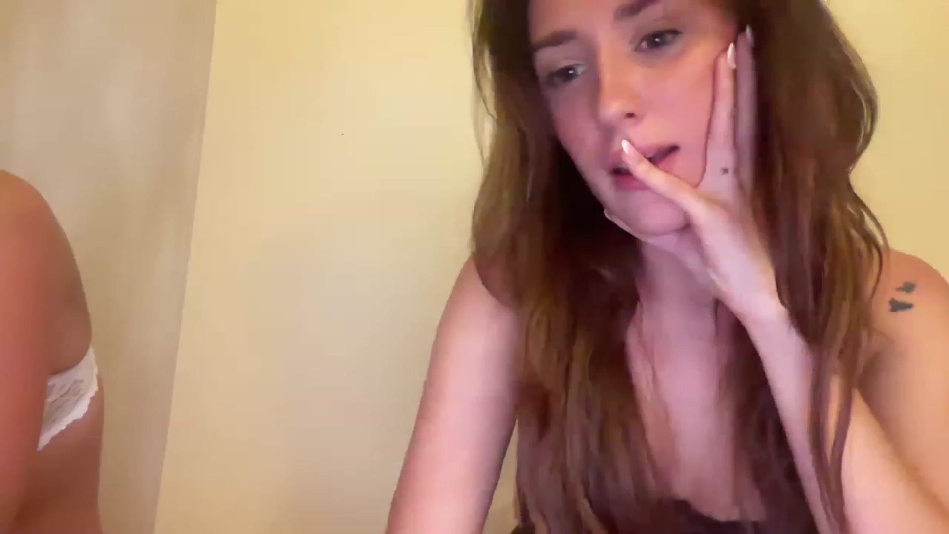 Gallery image thumbnail from adorealice's myfreecams stream on, 07/16/2023, 20:12 image 3 of 20