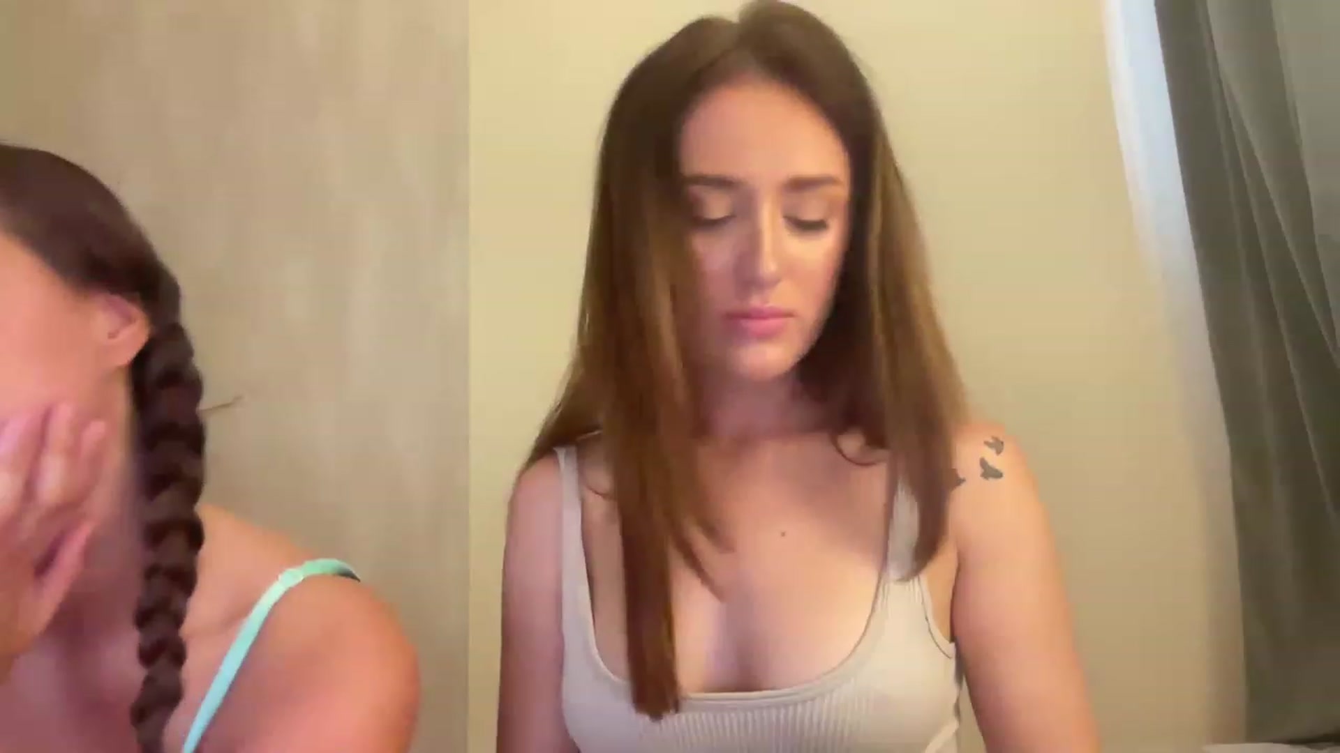 Gallery image thumbnail from adorealice's myfreecams stream on, 07/17/2023, 14:40 image 14 of 20