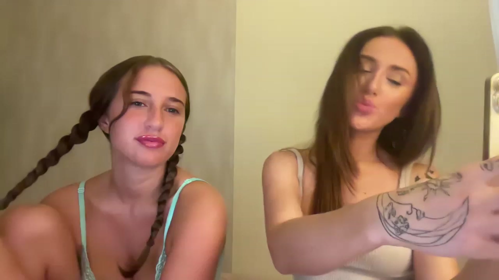 Gallery image thumbnail from adorealice's myfreecams stream on, 07/17/2023, 14:40 image 9 of 20