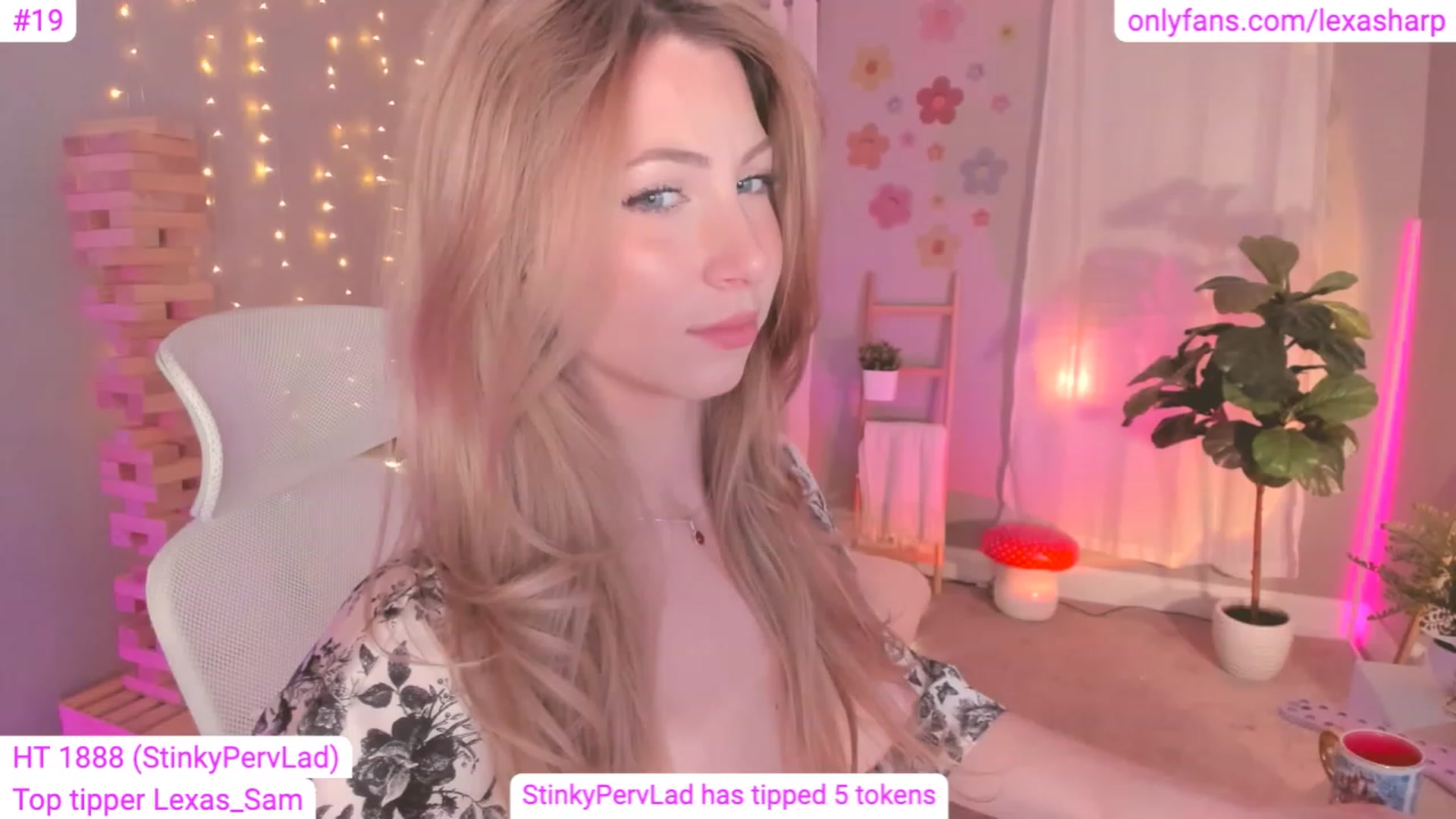 Gallery image thumbnail from alexasharp's myfreecams stream on, 04/05/2023, 02:23 image 14 of 20