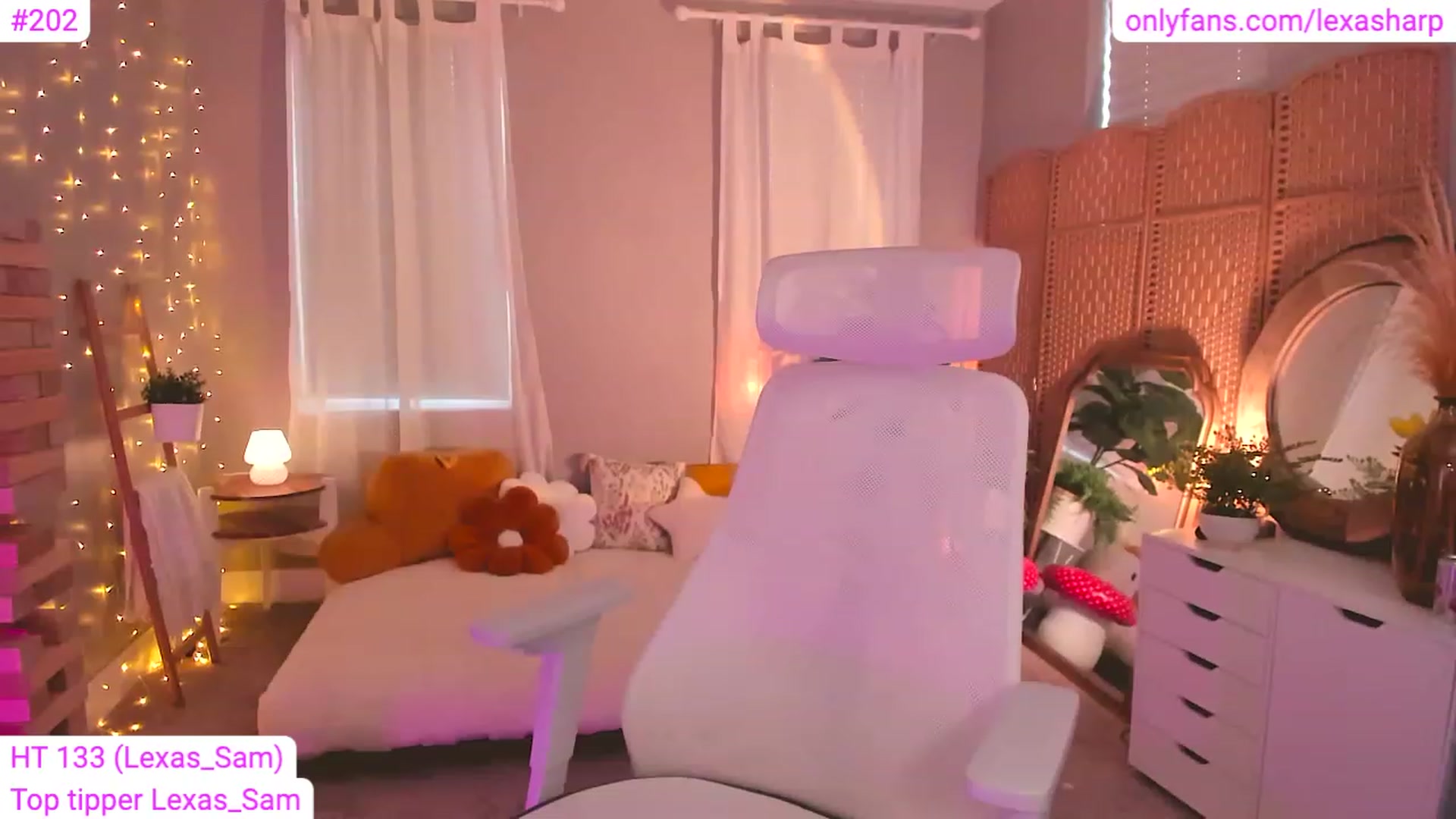 Gallery image thumbnail from alexasharp's myfreecams stream on, 06/29/2023, 24:32 image 7 of 20
