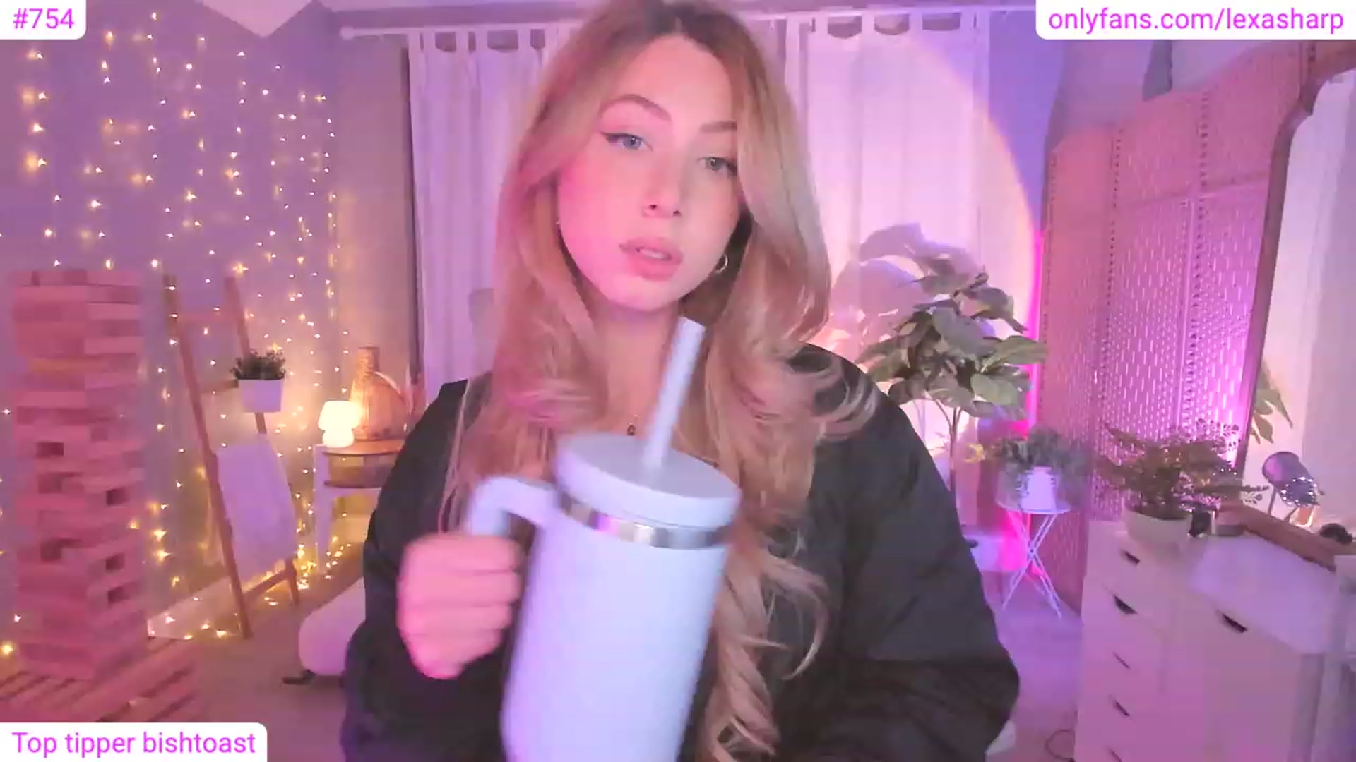Gallery image thumbnail from alexasharp's myfreecams stream on, 12/05/2023, 02:37 image 10 of 20