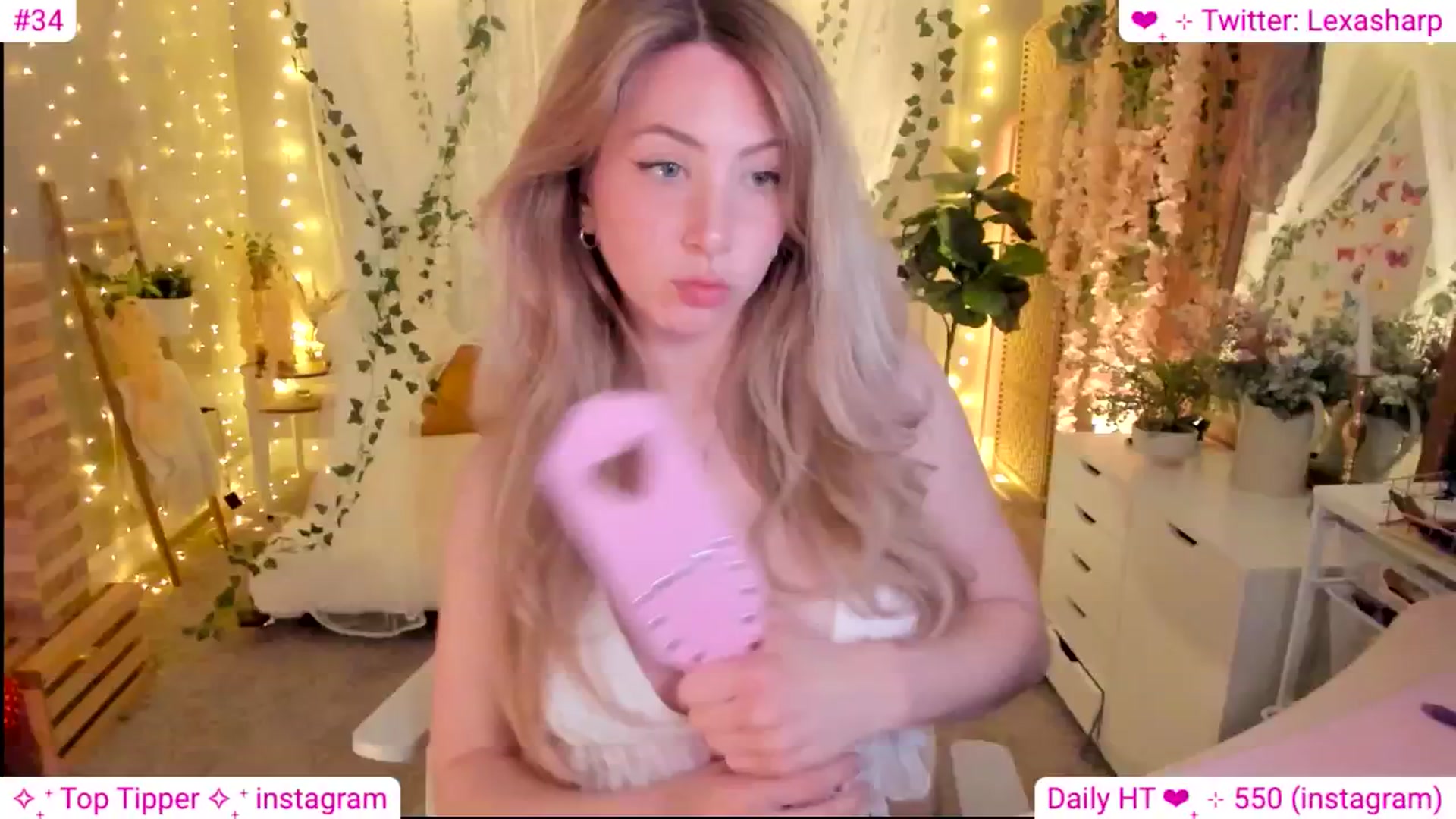 Gallery image thumbnail from alexasharp's myfreecams stream on, 04/16/2024, 01:39 image 4 of 20