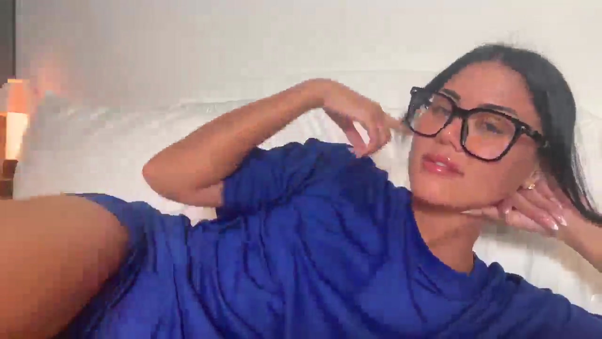 Gallery image thumbnail from alexzamora's myfreecams stream on, 03/19/2025, 03:47 image 6 of 20