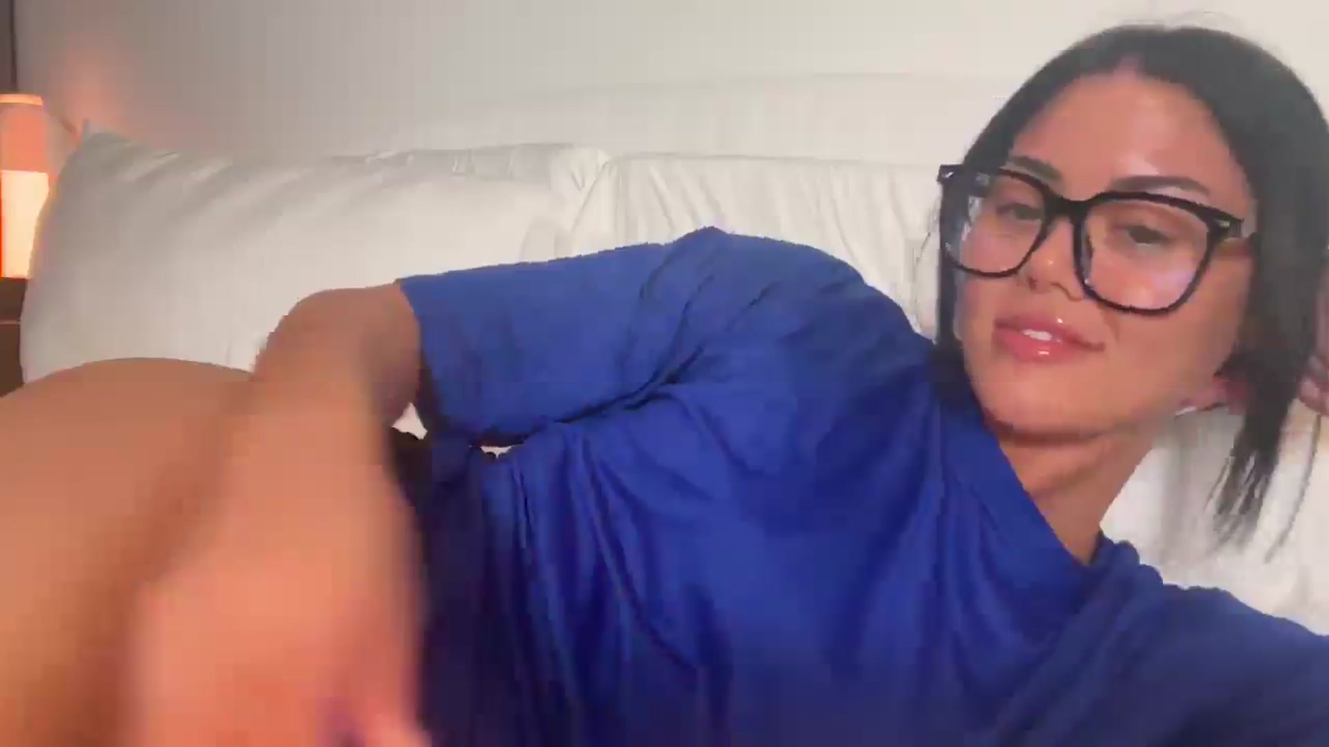 Gallery image thumbnail from alexzamora's myfreecams stream on, 03/19/2025, 03:47 image 14 of 20