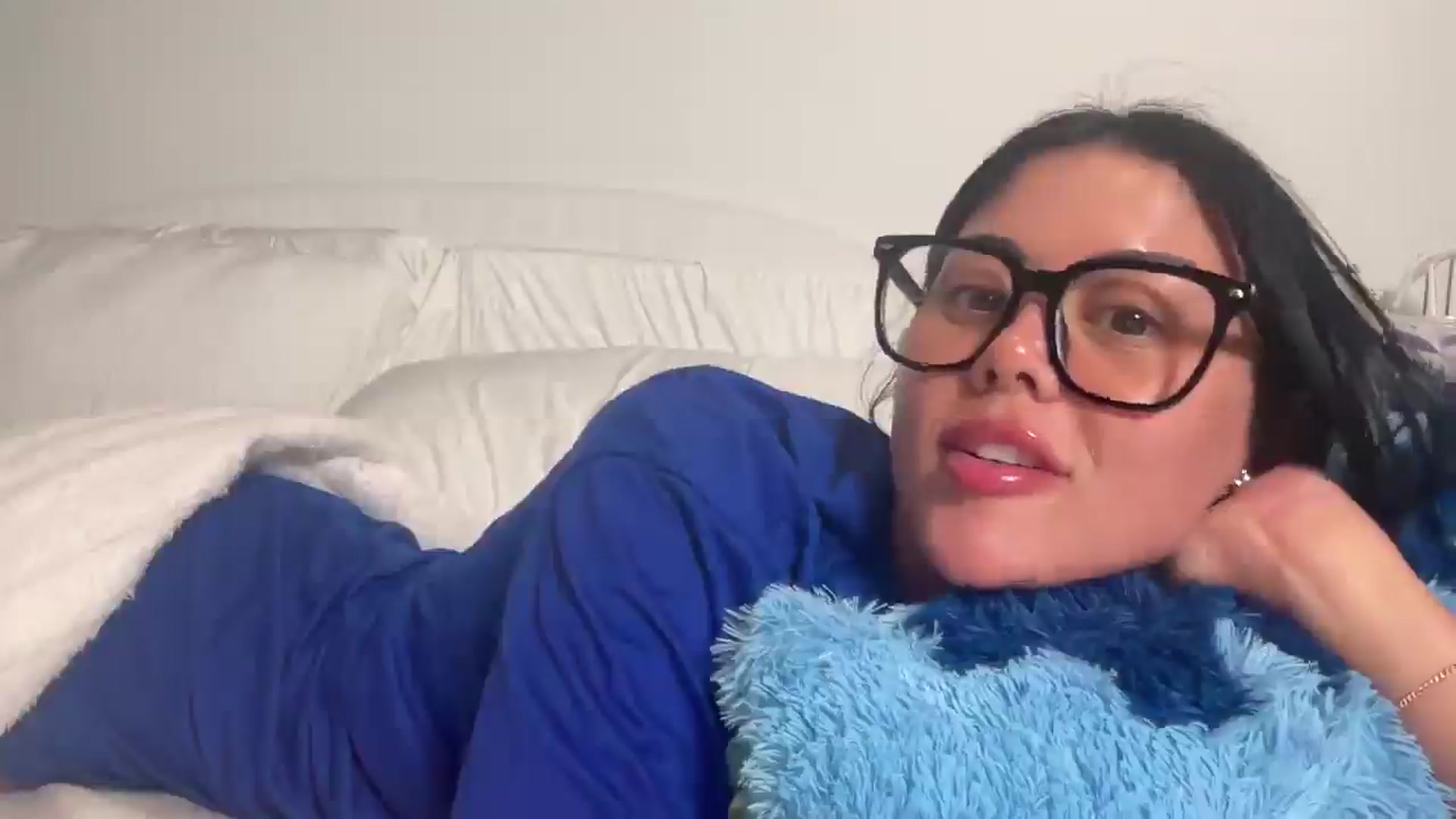 Gallery image thumbnail from alexzamora's myfreecams stream on, 03/19/2025, 05:31 image 11 of 20