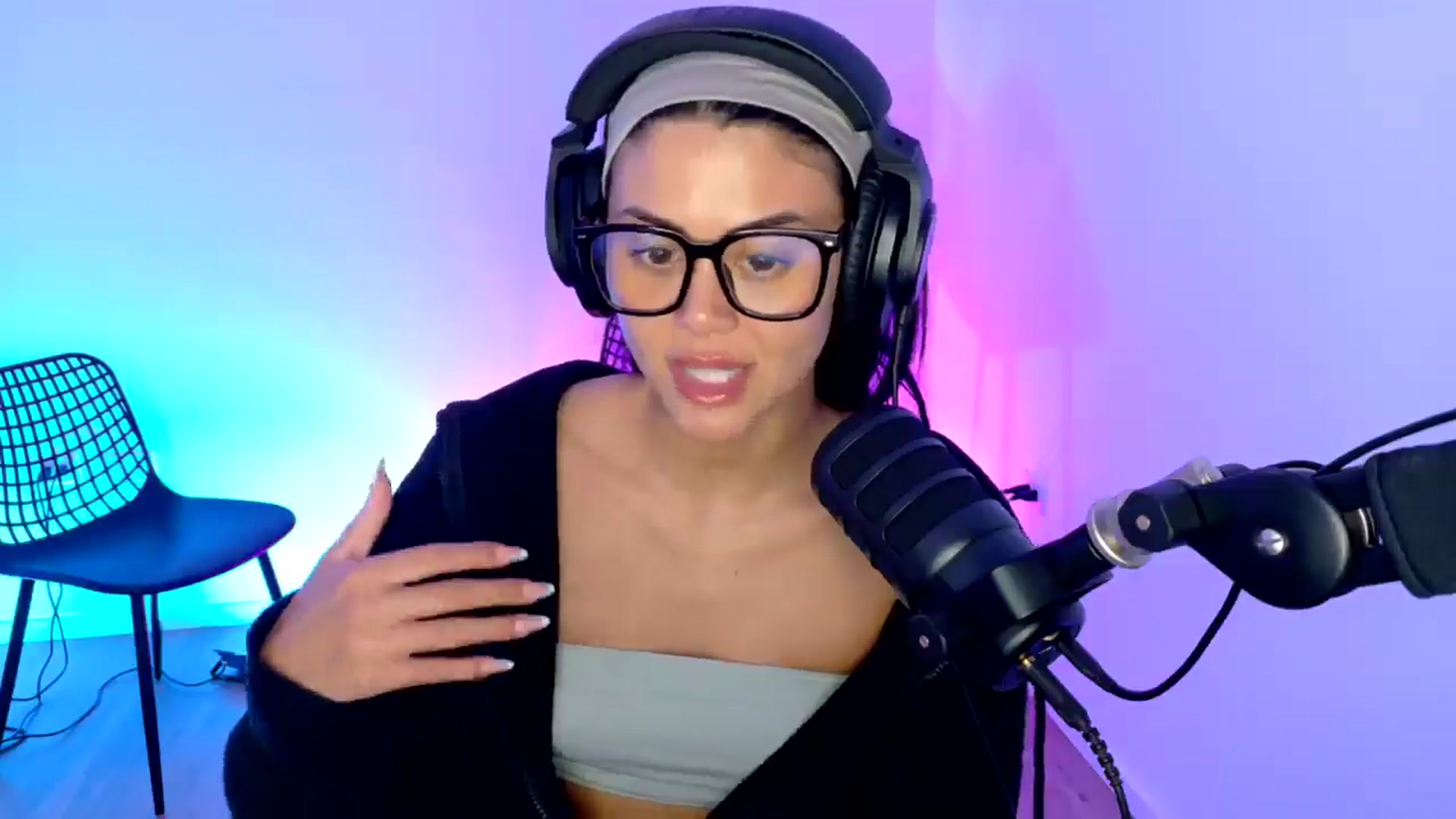 Gallery image thumbnail from alexzamora's myfreecams stream on, 03/31/2025, 02:57 image 10 of 20
