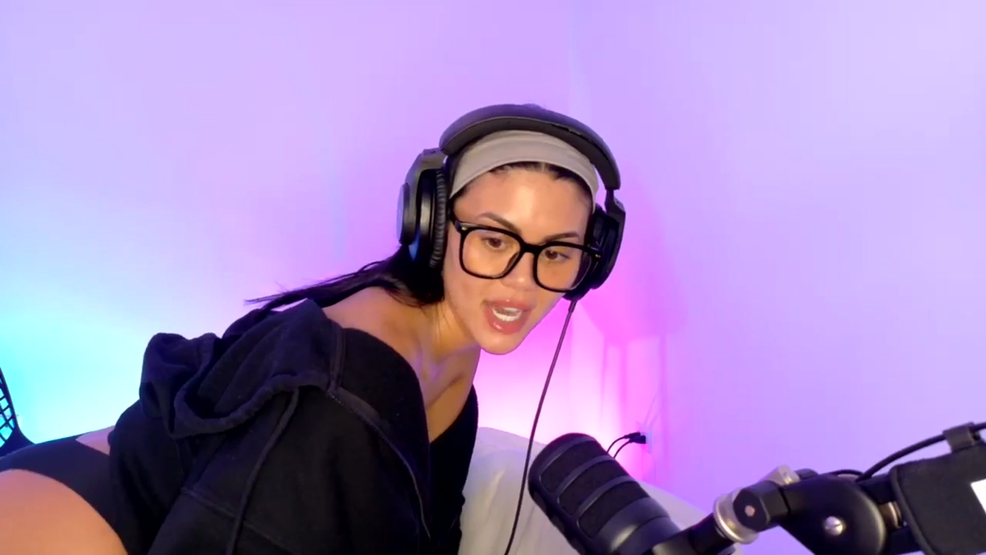 Gallery image thumbnail from alexzamora's myfreecams stream on, 03/31/2025, 04:07 image 6 of 20