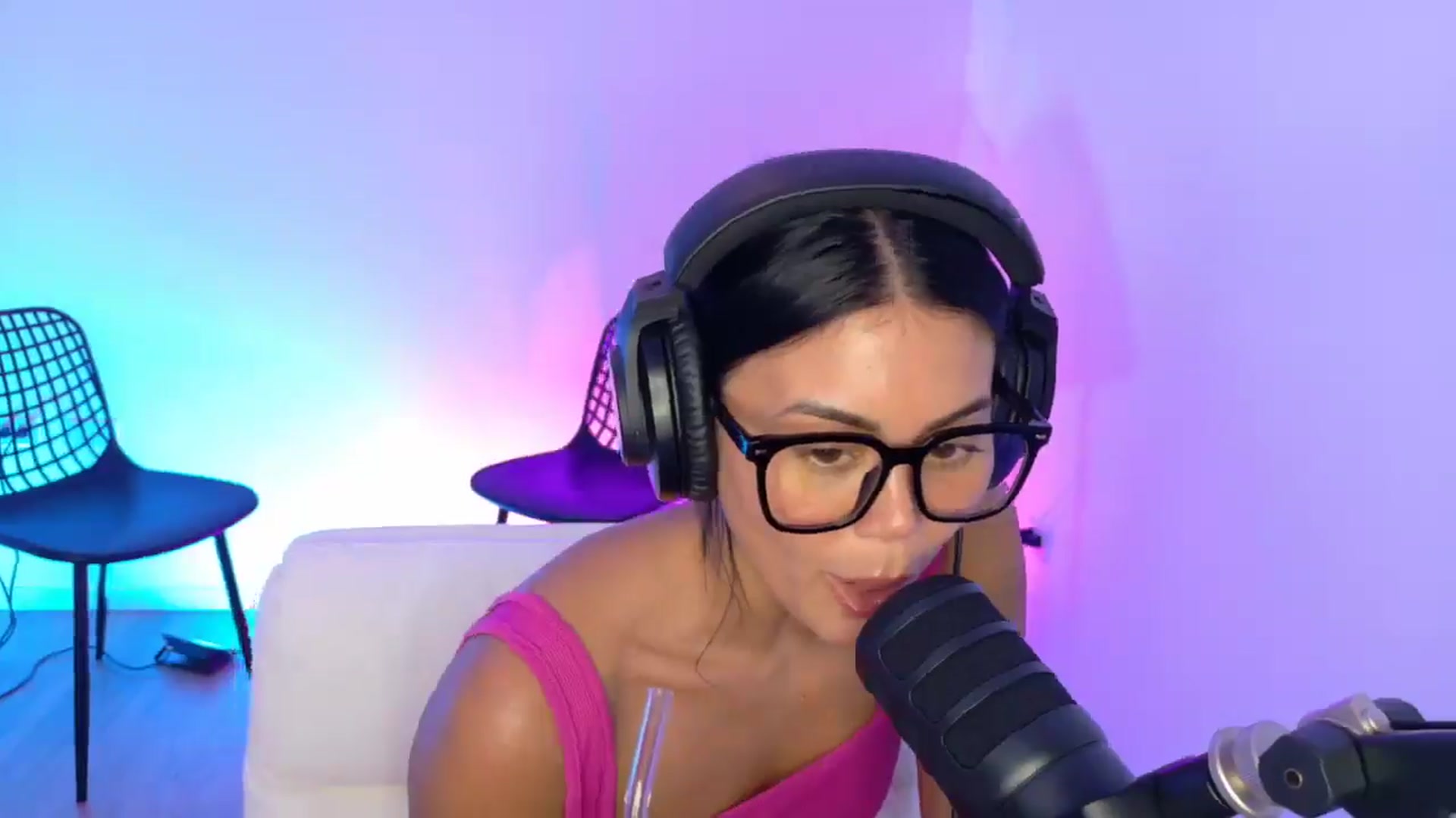 Gallery image thumbnail from alexzamora's myfreecams stream on, 04/01/2025, 02:43 image 10 of 20