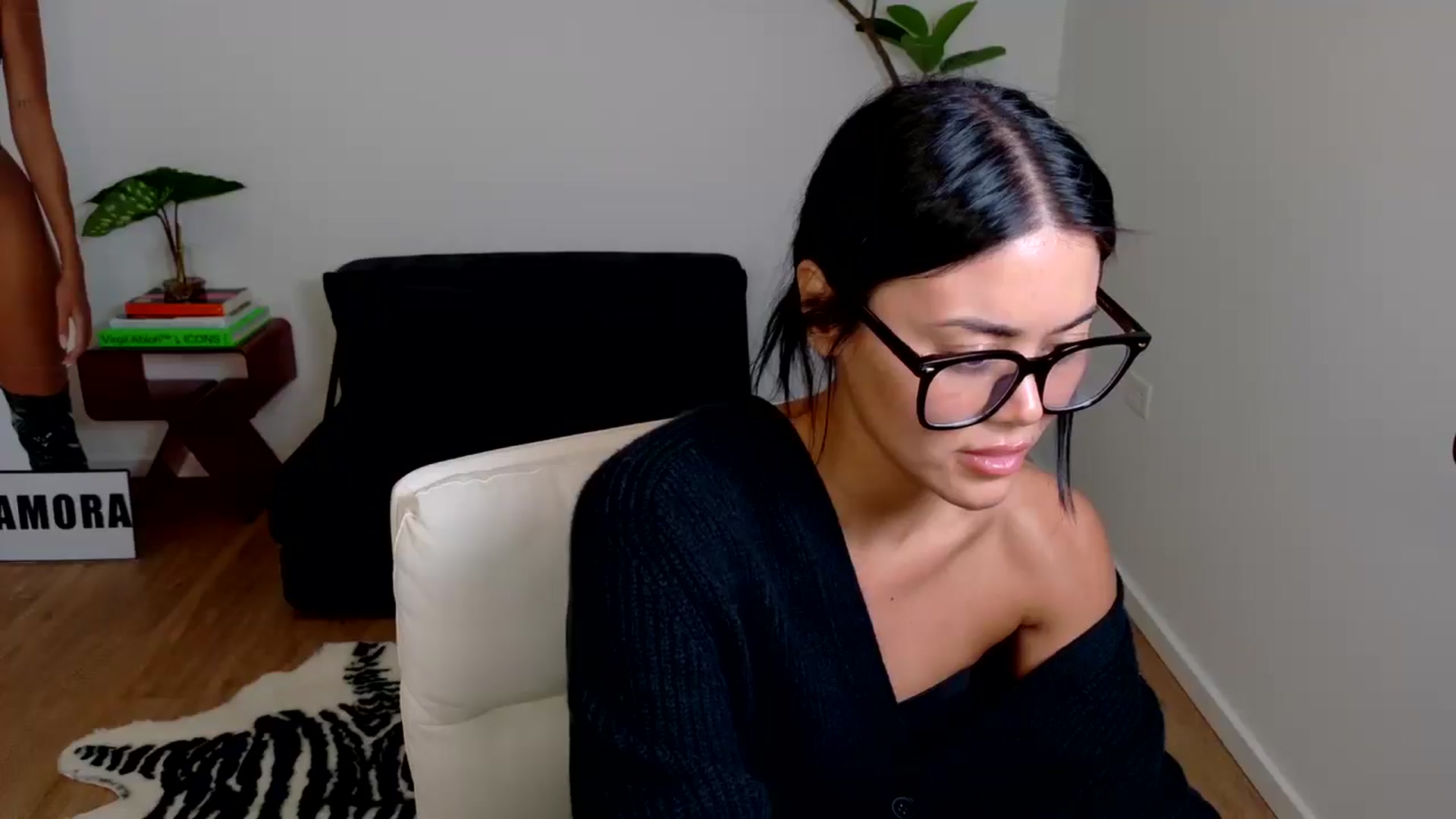 Gallery image thumbnail from alexzamora's myfreecams stream on, 04/17/2025, 05:09 image 17 of 20