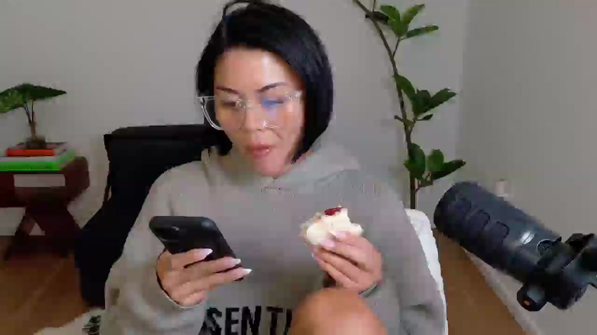 Gallery image thumbnail from alexzamora's myfreecams stream on, 04/25/2025, 05:24 image 11 of 20