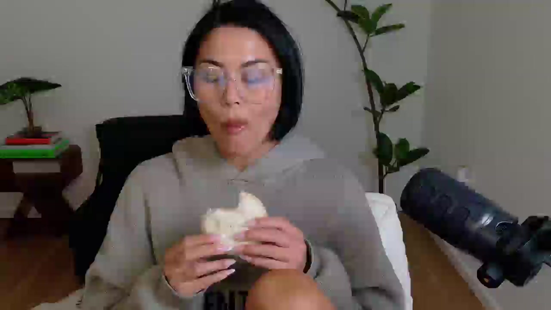 Gallery image thumbnail from alexzamora's myfreecams stream on, 04/25/2025, 05:24 image 7 of 20
