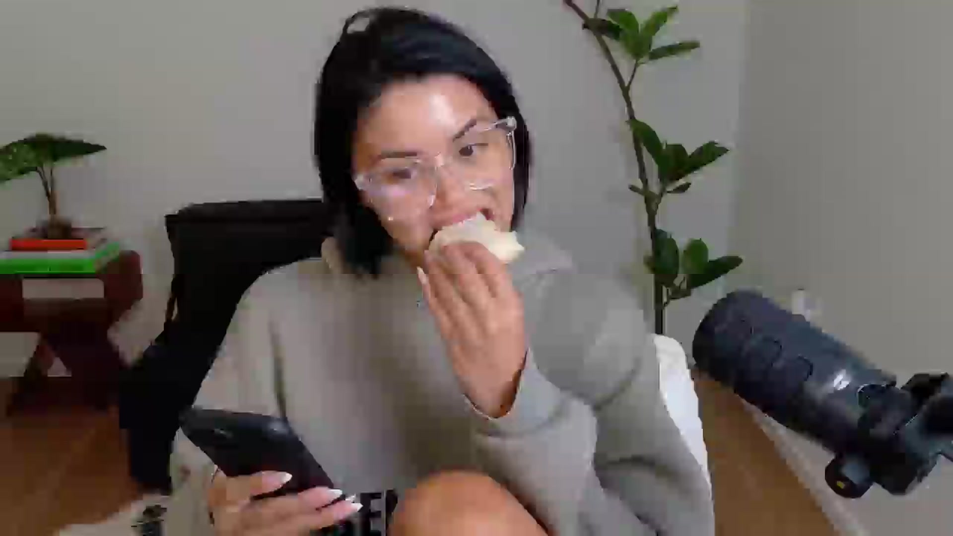 Gallery image thumbnail from alexzamora's myfreecams stream on, 04/25/2025, 05:24 image 9 of 20