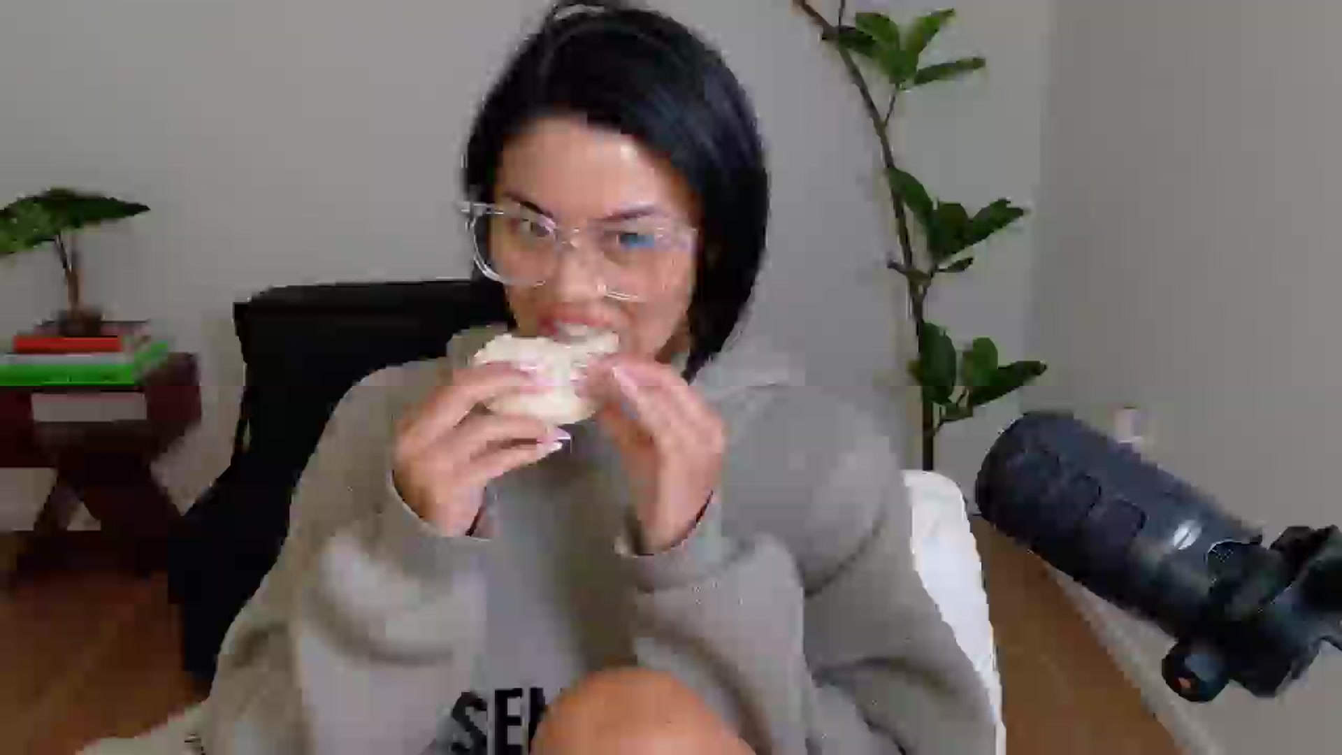 Gallery image thumbnail from alexzamora's myfreecams stream on, 04/25/2025, 05:24 image 8 of 20