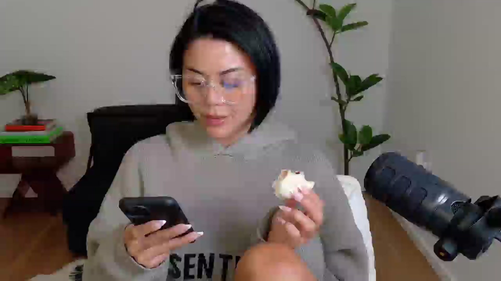 Gallery image thumbnail from alexzamora's myfreecams stream on, 04/25/2025, 05:24 image 13 of 20