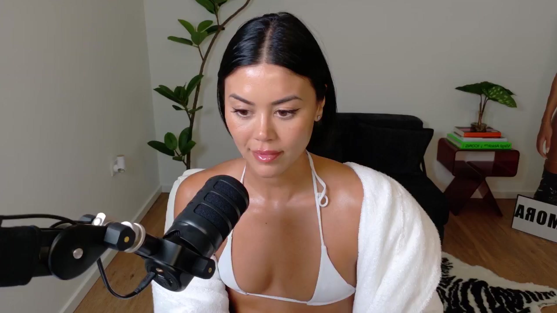 Gallery image thumbnail from alexzamora's myfreecams stream on, 05/04/2025, 05:19 image 6 of 20