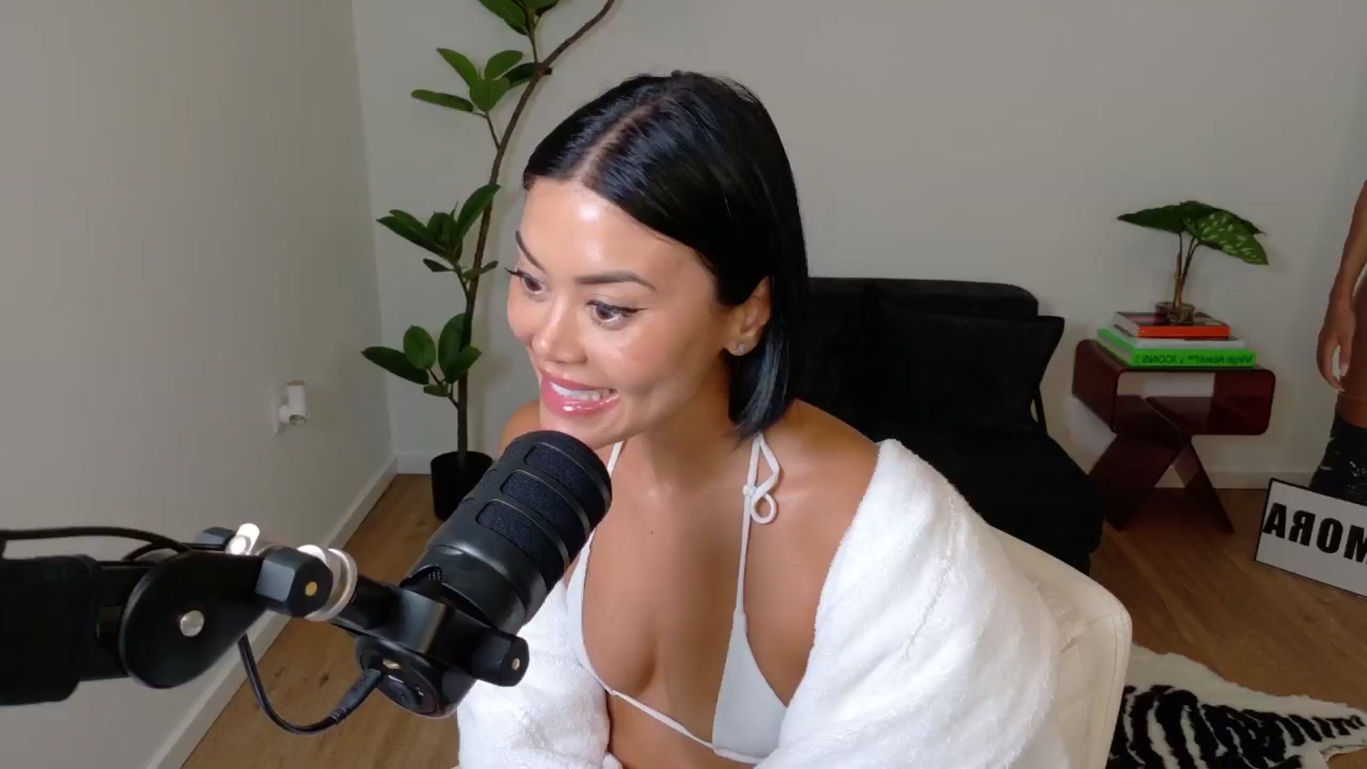 Gallery image thumbnail from alexzamora's myfreecams stream on, 05/04/2025, 05:19 image 5 of 20