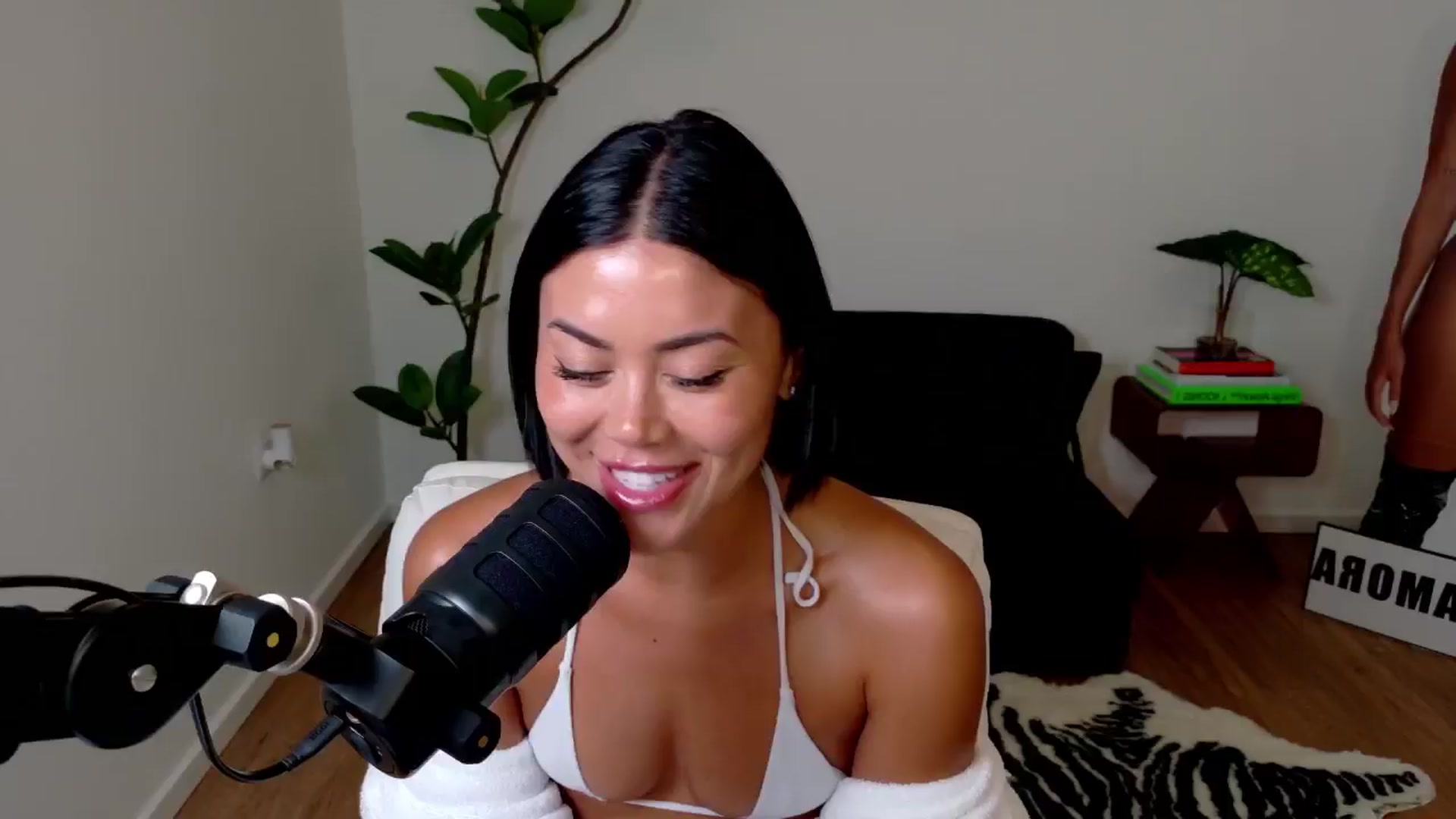 Gallery image thumbnail from alexzamora's myfreecams stream on, 05/04/2025, 05:19 image 18 of 20