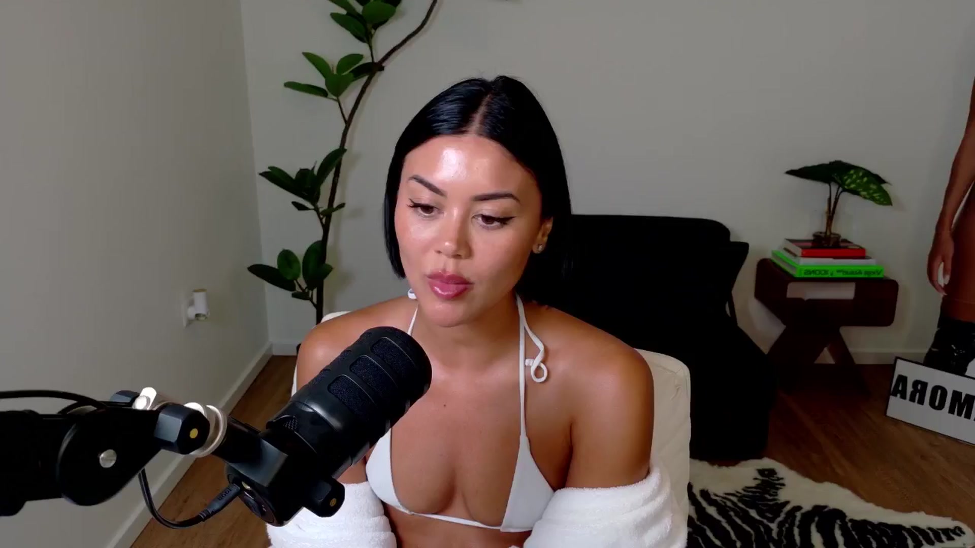 Gallery image thumbnail from alexzamora's myfreecams stream on, 05/04/2025, 05:19 image 15 of 20