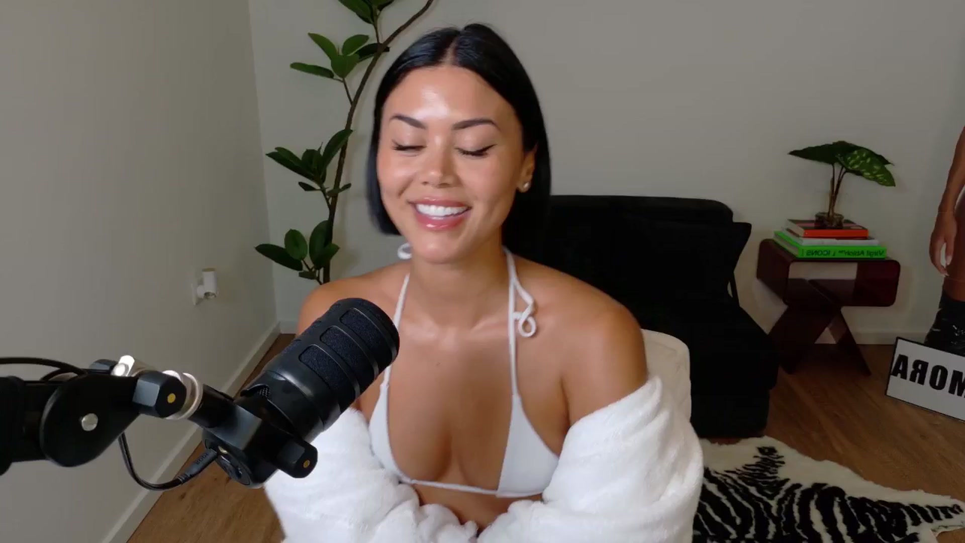 Gallery image thumbnail from alexzamora's myfreecams stream on, 05/04/2025, 05:19 image 10 of 20