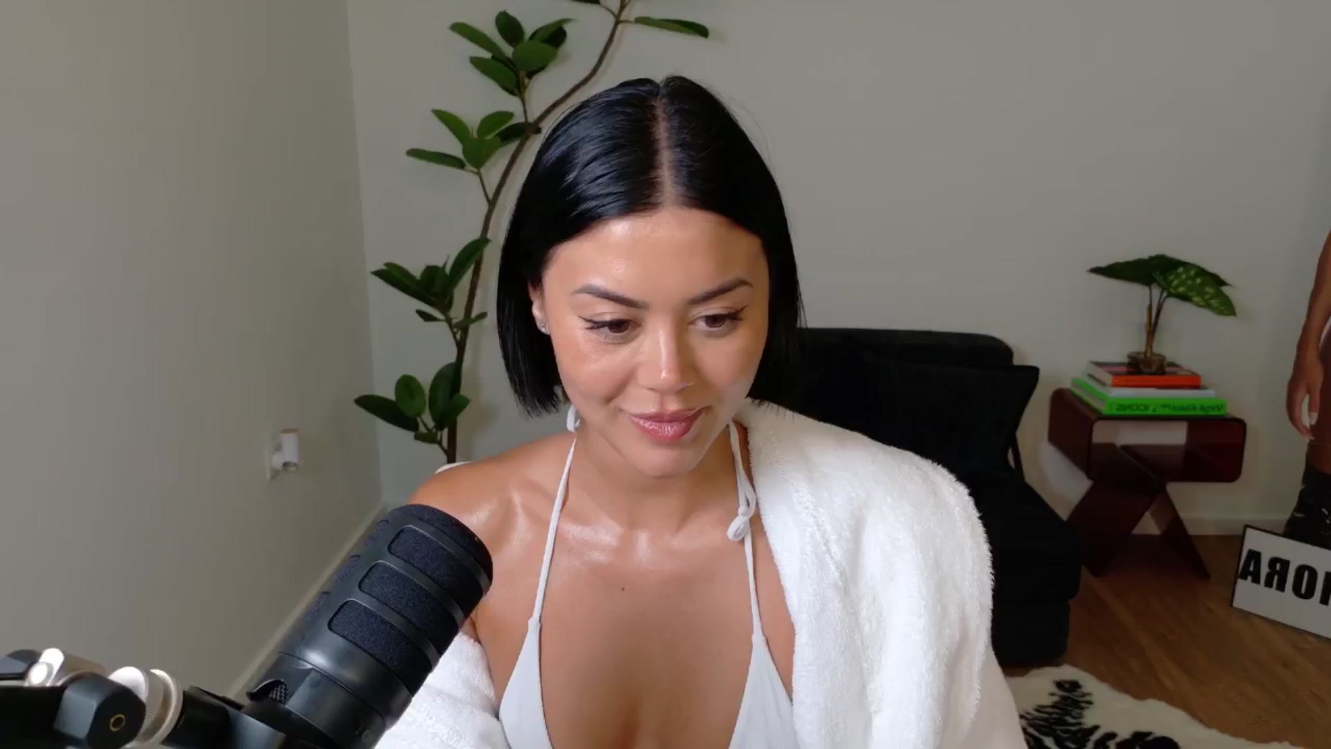 Gallery image thumbnail from alexzamora's myfreecams stream on, 05/04/2025, 05:19 image 2 of 20