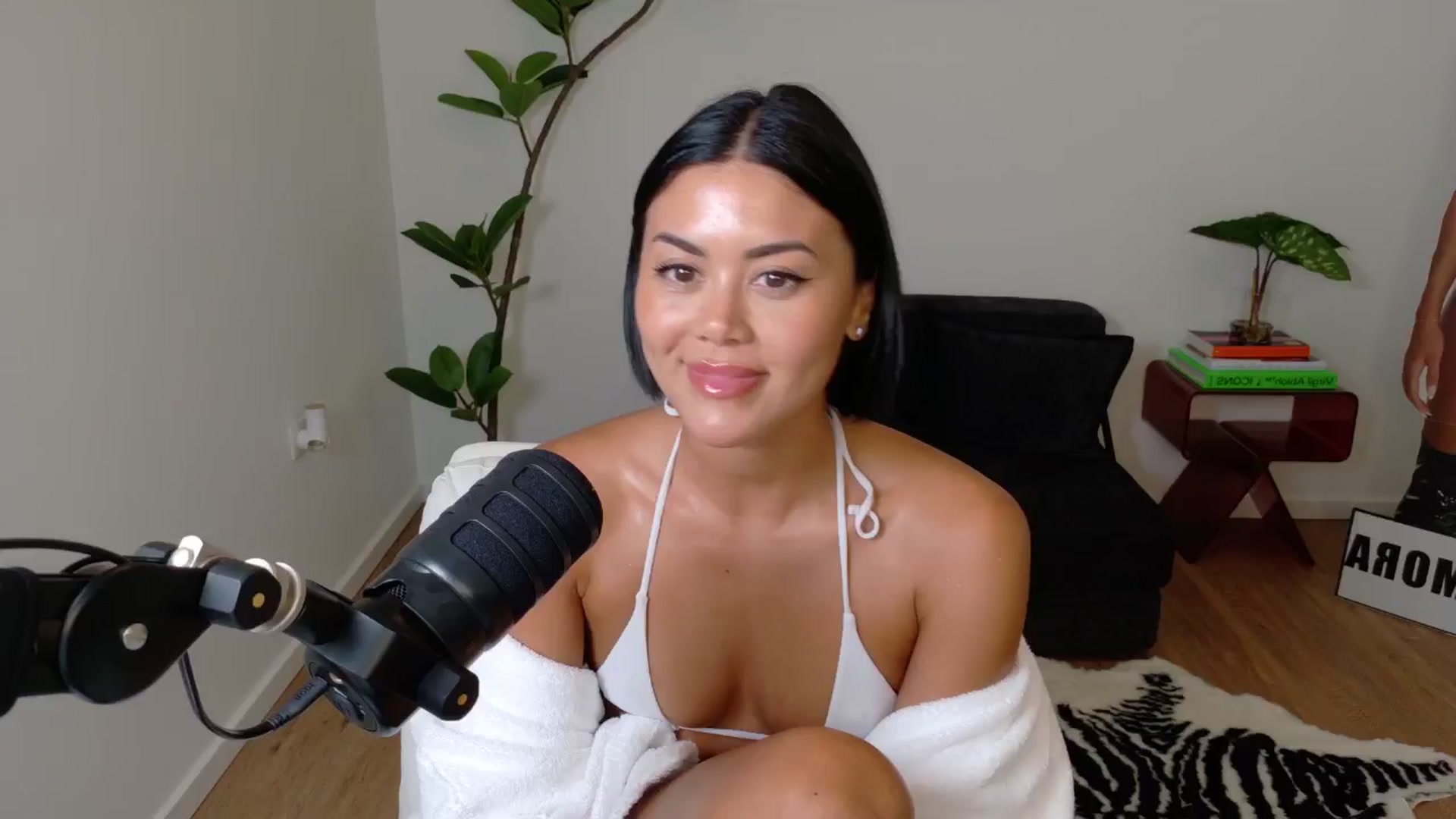 Gallery image thumbnail from alexzamora's myfreecams stream on, 05/04/2025, 05:19 image 11 of 20
