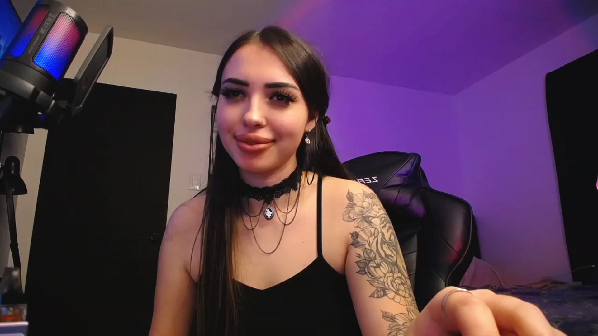 Gallery image thumbnail from alice6xx's myfreecams stream on, 05/26/2023, 03:41 image 5 of 20