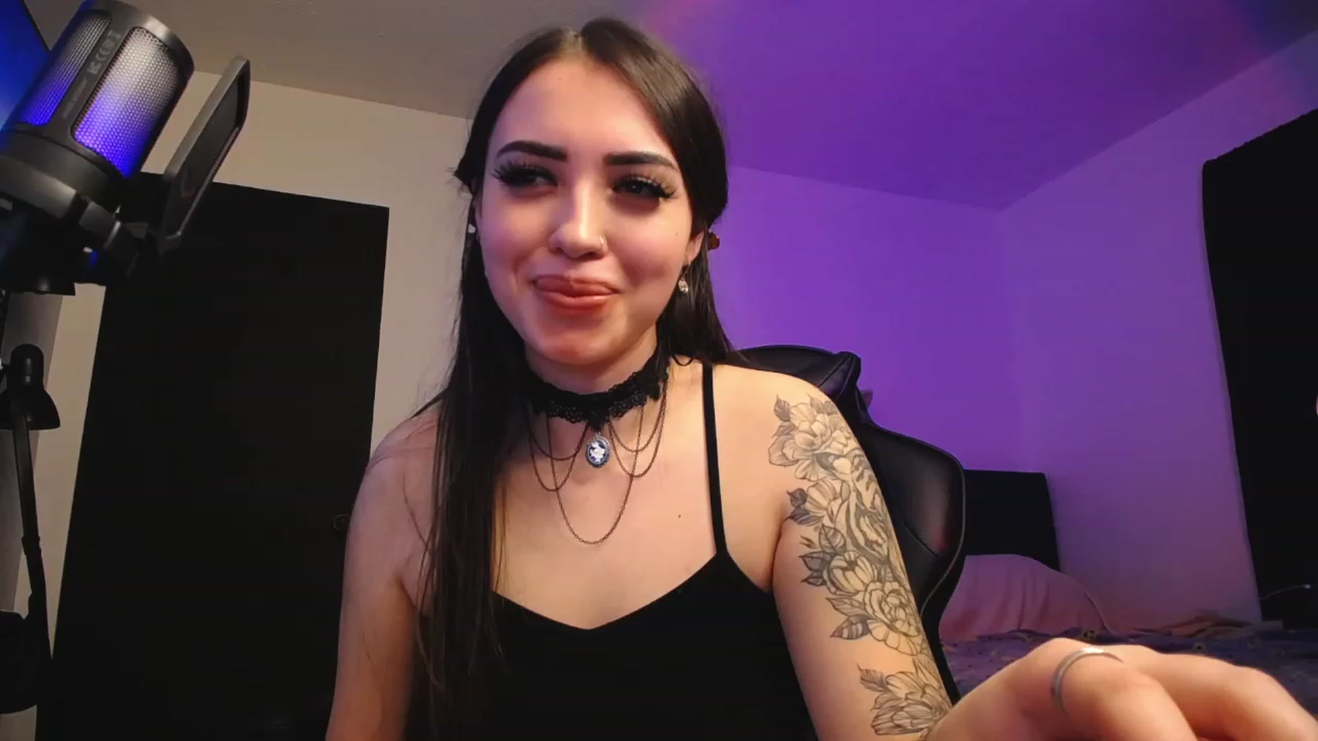 Gallery image thumbnail from alice6xx's myfreecams stream on, 05/26/2023, 03:41 image 4 of 20