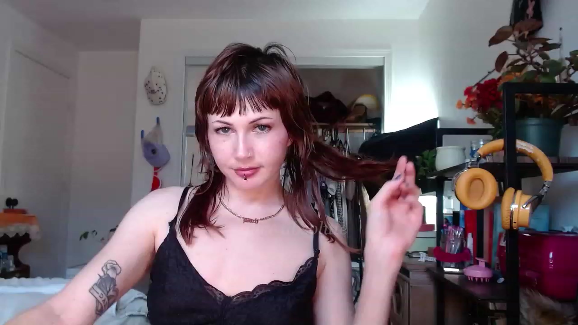 Gallery image thumbnail from aliceabs0lute's myfreecams stream on, 12/08/2022, 20:28 image 15 of 20