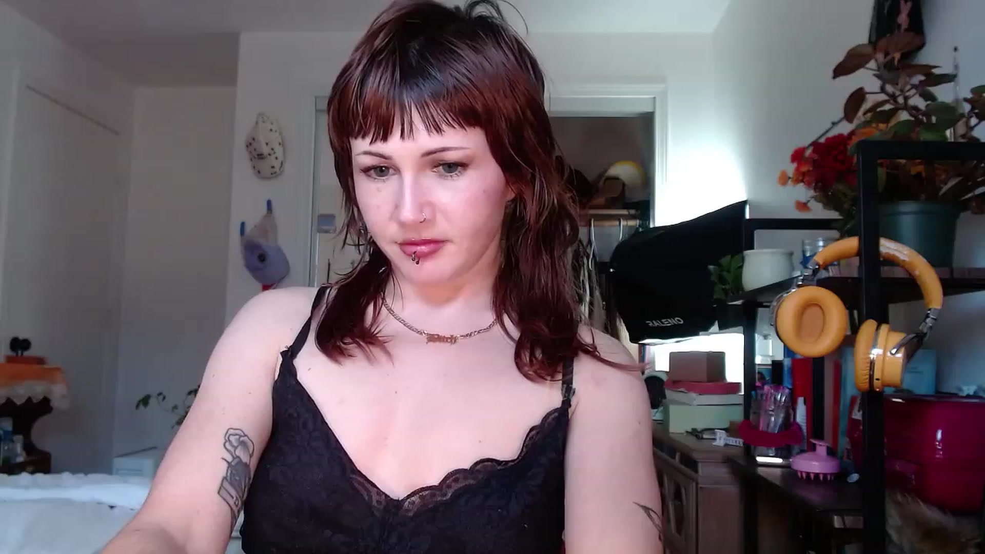 Gallery image thumbnail from aliceabs0lute's myfreecams stream on, 12/08/2022, 20:28 image 17 of 20