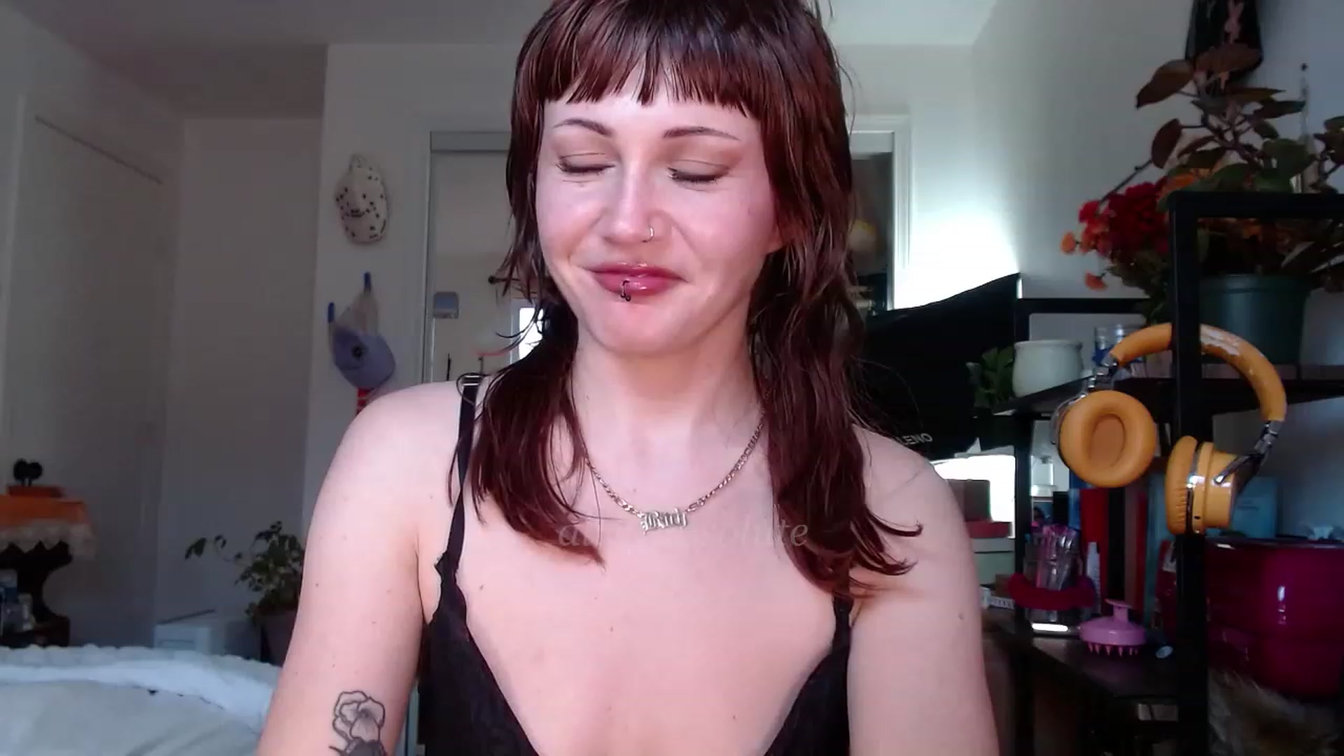 Gallery image thumbnail from aliceabs0lute's myfreecams stream on, 12/08/2022, 20:28 image 10 of 20