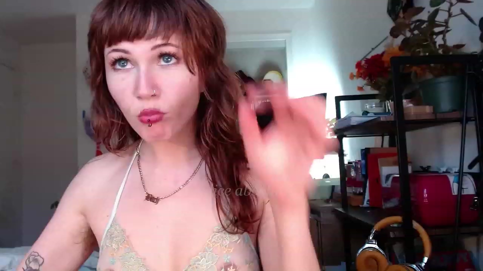 Gallery image thumbnail from aliceabs0lute's myfreecams stream on, 12/11/2022, 21:04 image 12 of 20