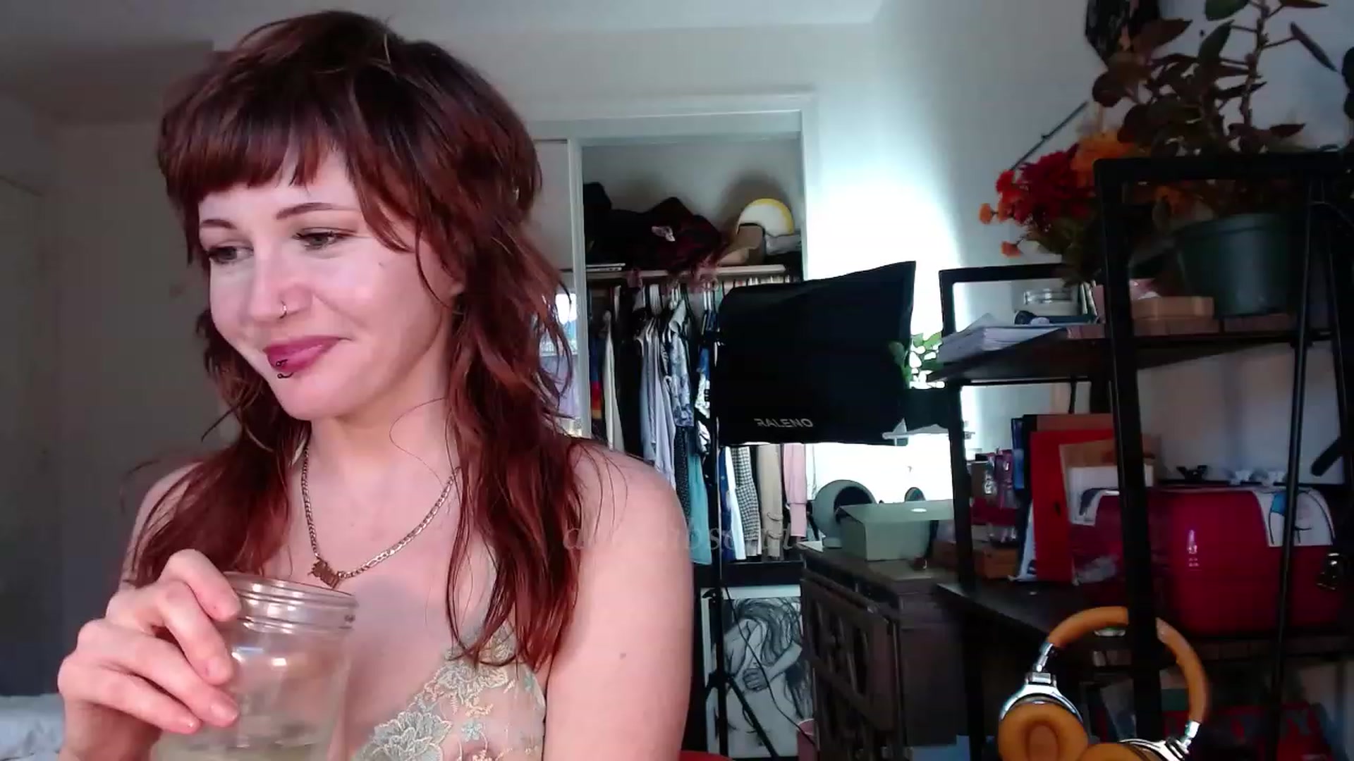 Gallery image thumbnail from aliceabs0lute's myfreecams stream on, 12/11/2022, 21:04 image 15 of 20