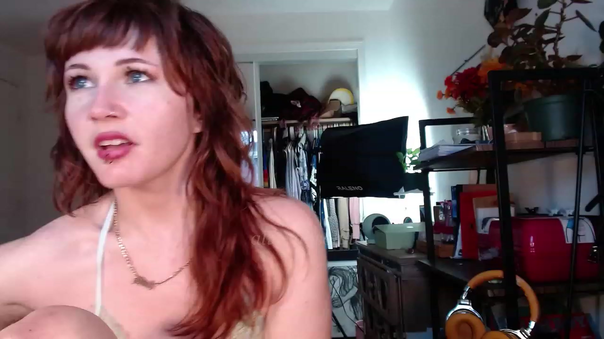 Gallery image thumbnail from aliceabs0lute's myfreecams stream on, 12/11/2022, 21:04 image 16 of 20