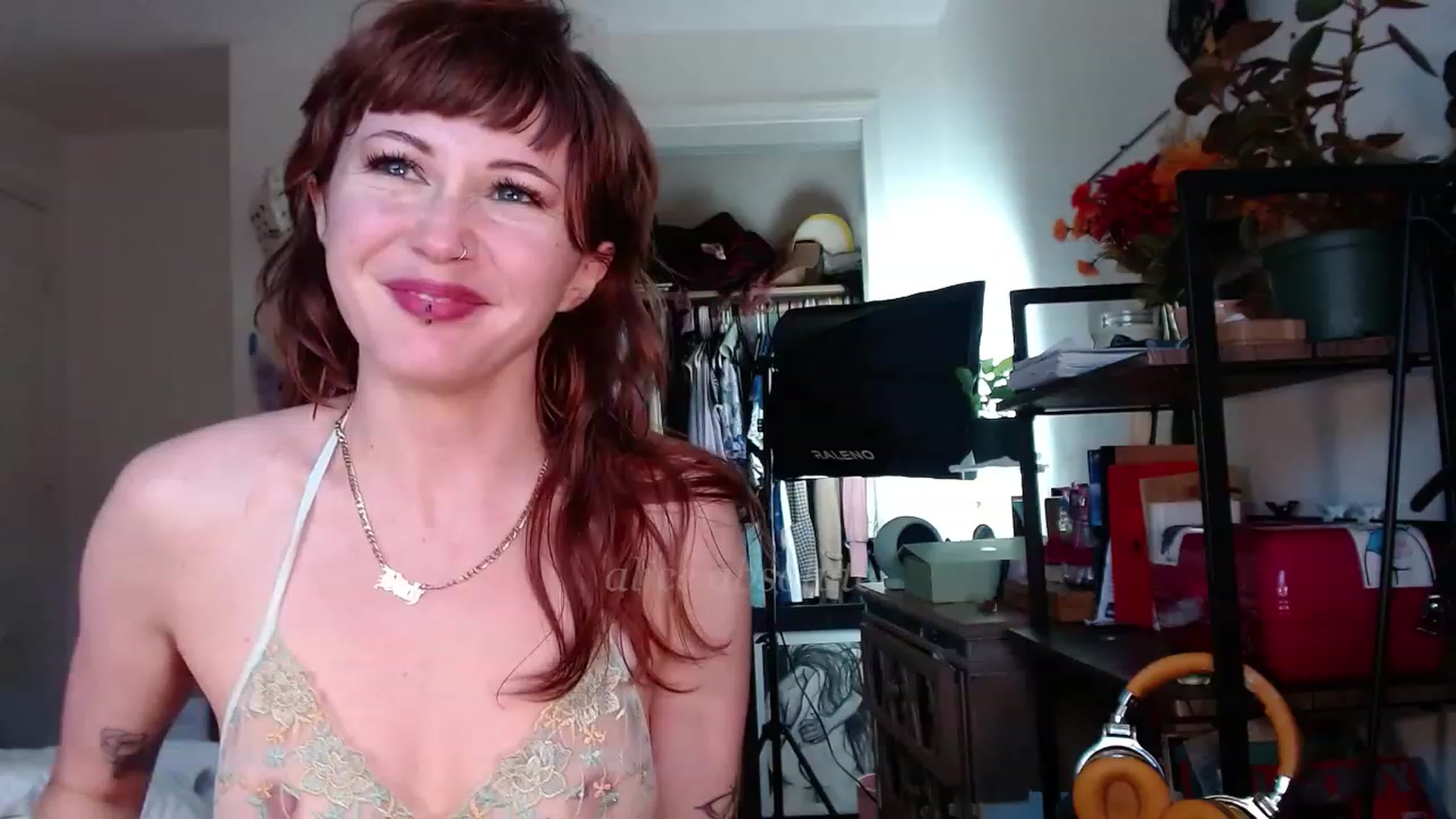 Gallery image thumbnail from aliceabs0lute's myfreecams stream on, 12/11/2022, 21:04 image 17 of 20