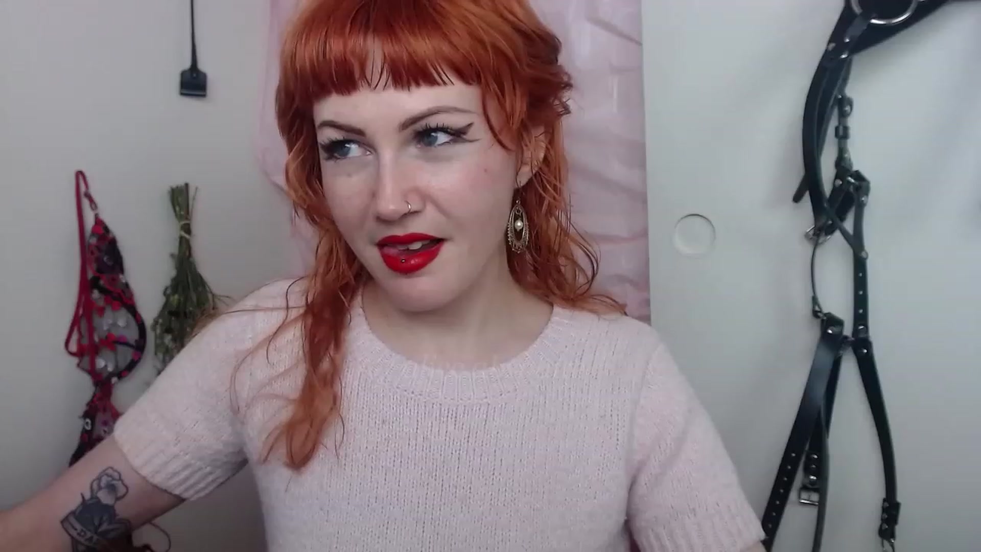 Gallery image thumbnail from aliceabs0lute's myfreecams stream on, 02/28/2023, 21:05 image 17 of 20