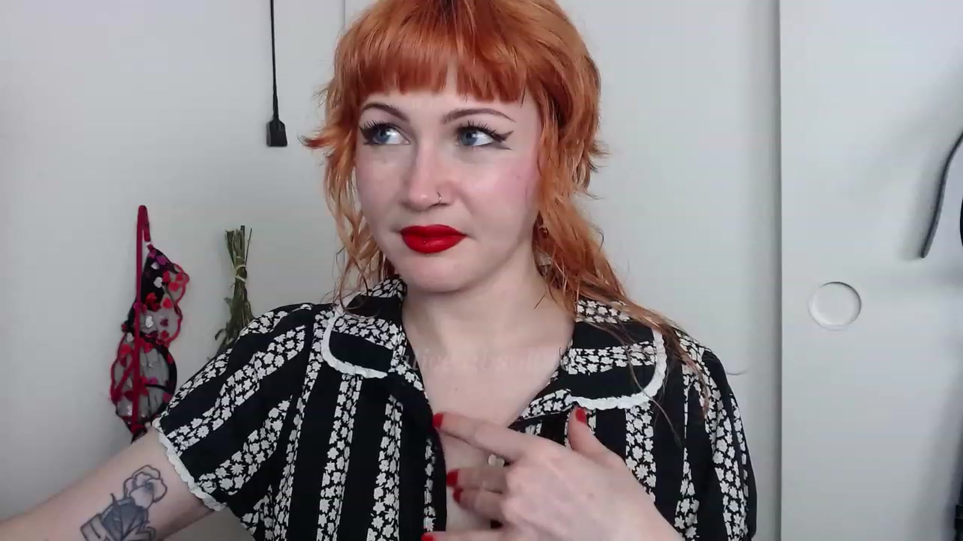 Gallery image thumbnail from aliceabs0lute's myfreecams stream on, 03/14/2023, 21:23 image 16 of 20