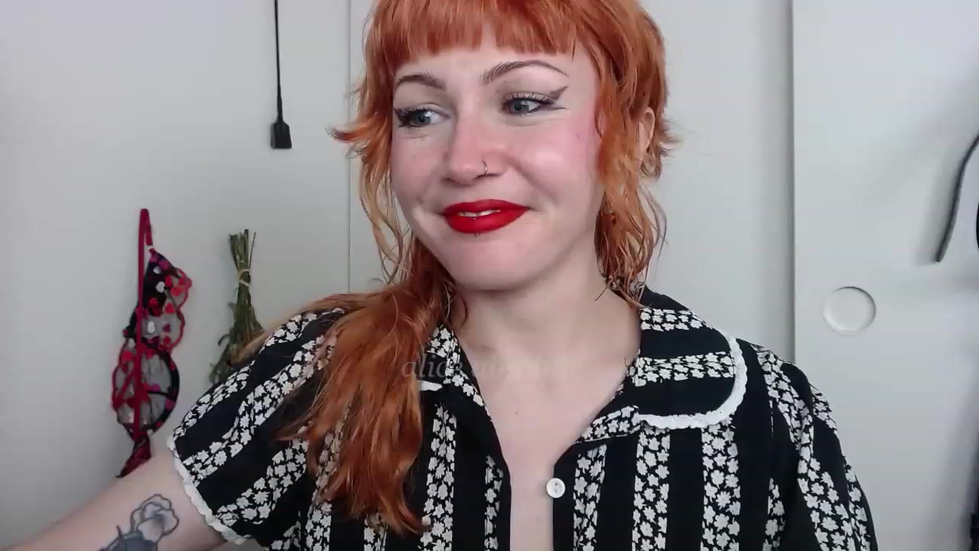 Gallery image thumbnail from aliceabs0lute's myfreecams stream on, 03/14/2023, 21:23 image 17 of 20