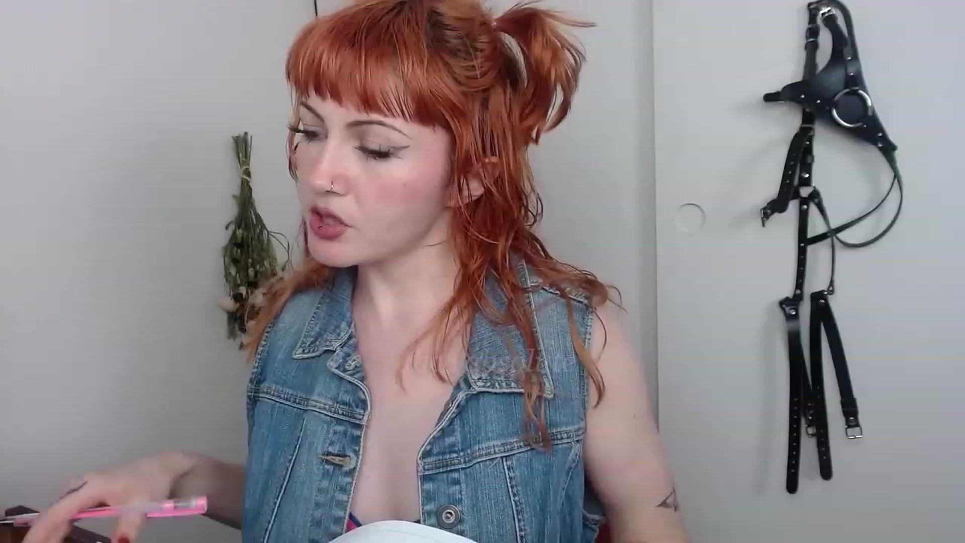 Gallery image thumbnail from aliceabs0lute's myfreecams stream on, 03/21/2023, 20:35 image 14 of 20