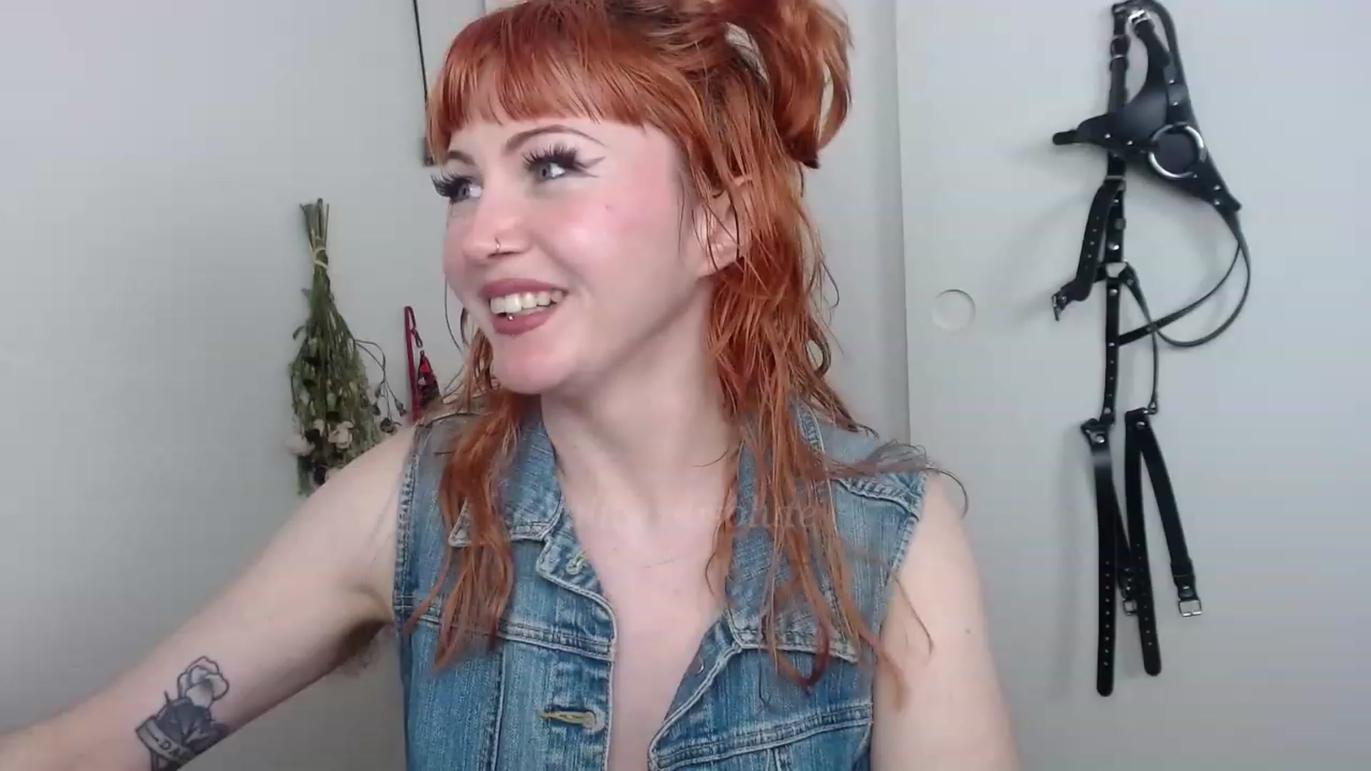 Gallery image thumbnail from aliceabs0lute's myfreecams stream on, 03/21/2023, 20:35 image 1 of 20