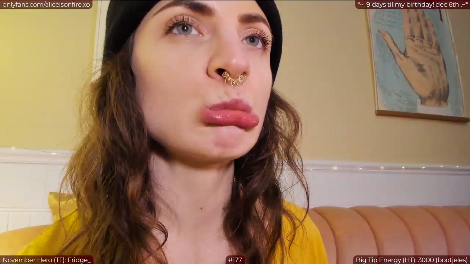 Gallery image thumbnail from aliceisonfire's myfreecams stream on, 11/28/2022, 08:53 image 12 of 20