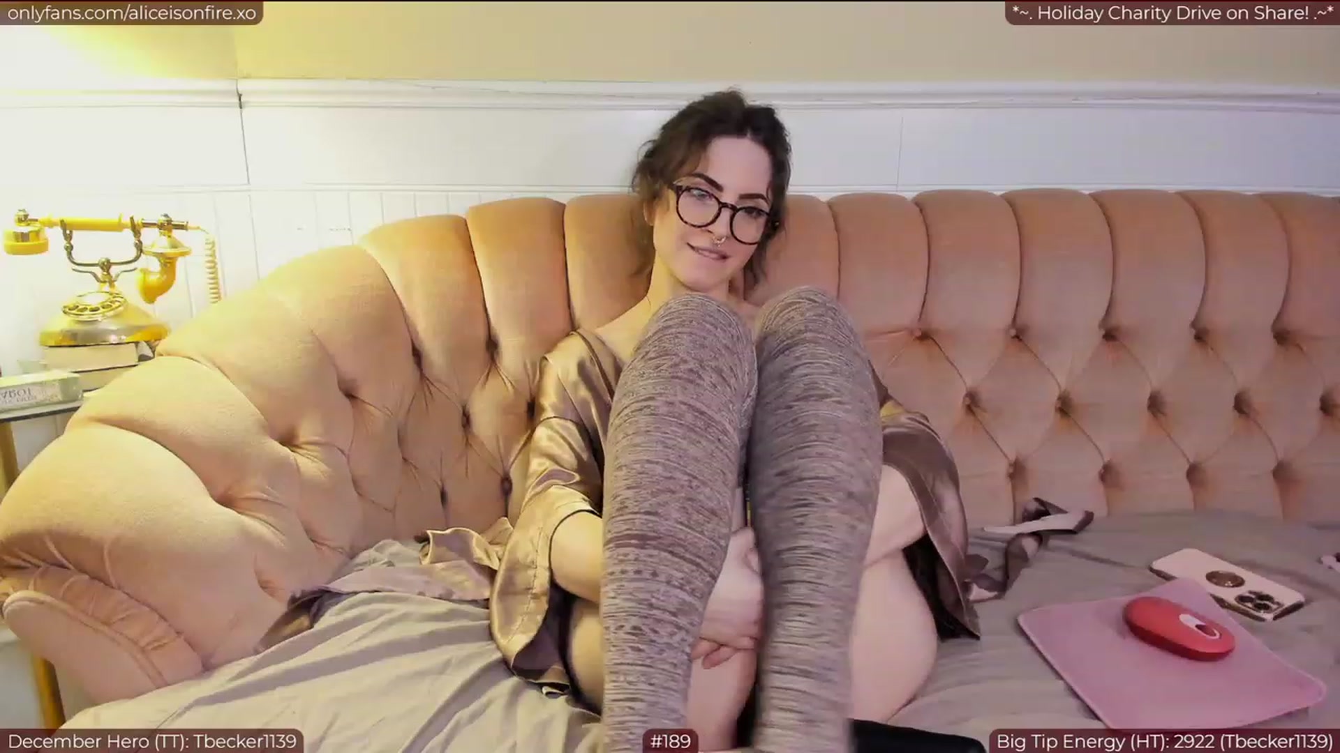 Gallery image thumbnail from aliceisonfire's myfreecams stream on, 12/15/2022, 08:52 image 4 of 20